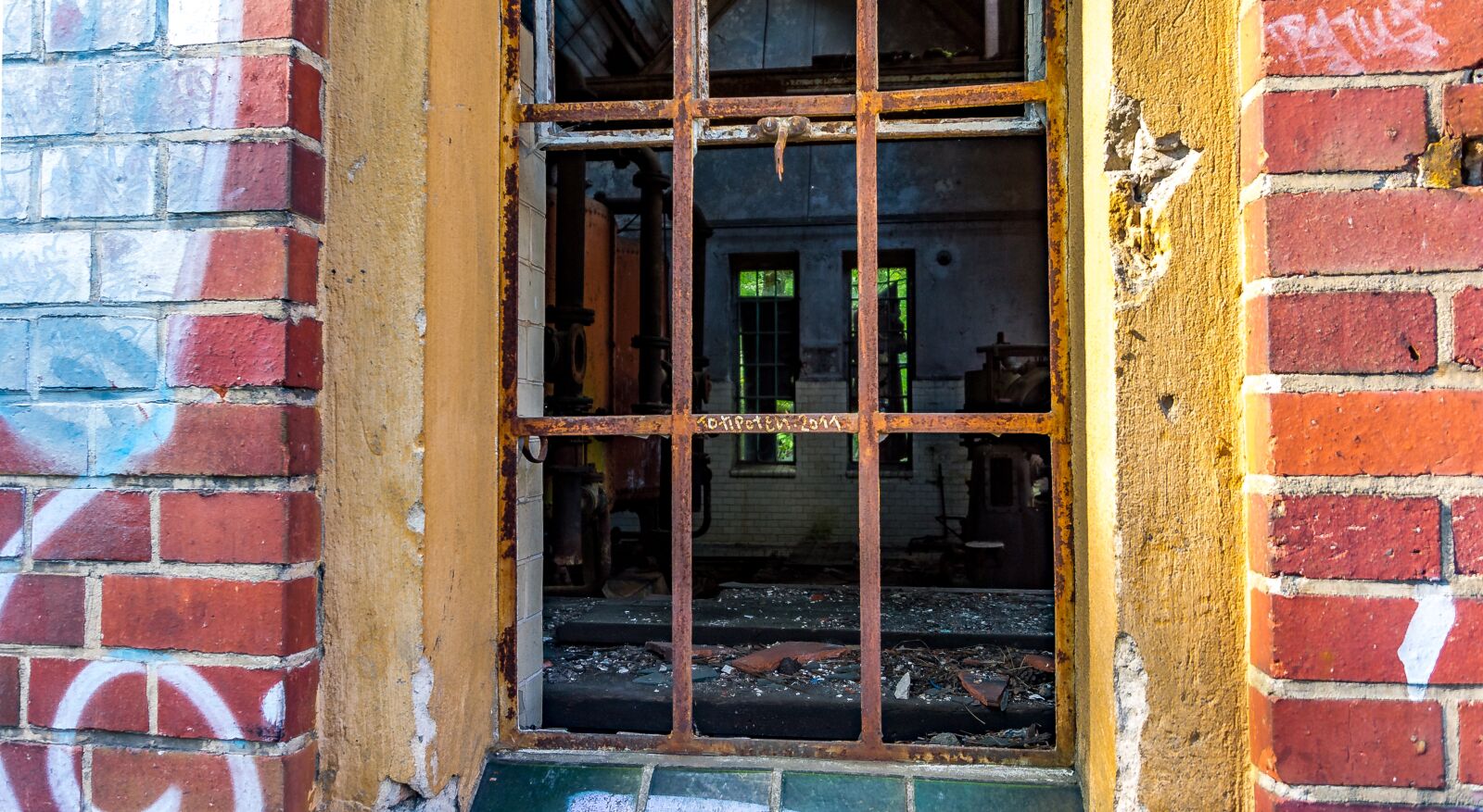 Sony Alpha a5000 (ILCE 5000) sample photo. Window, grid, wall photography