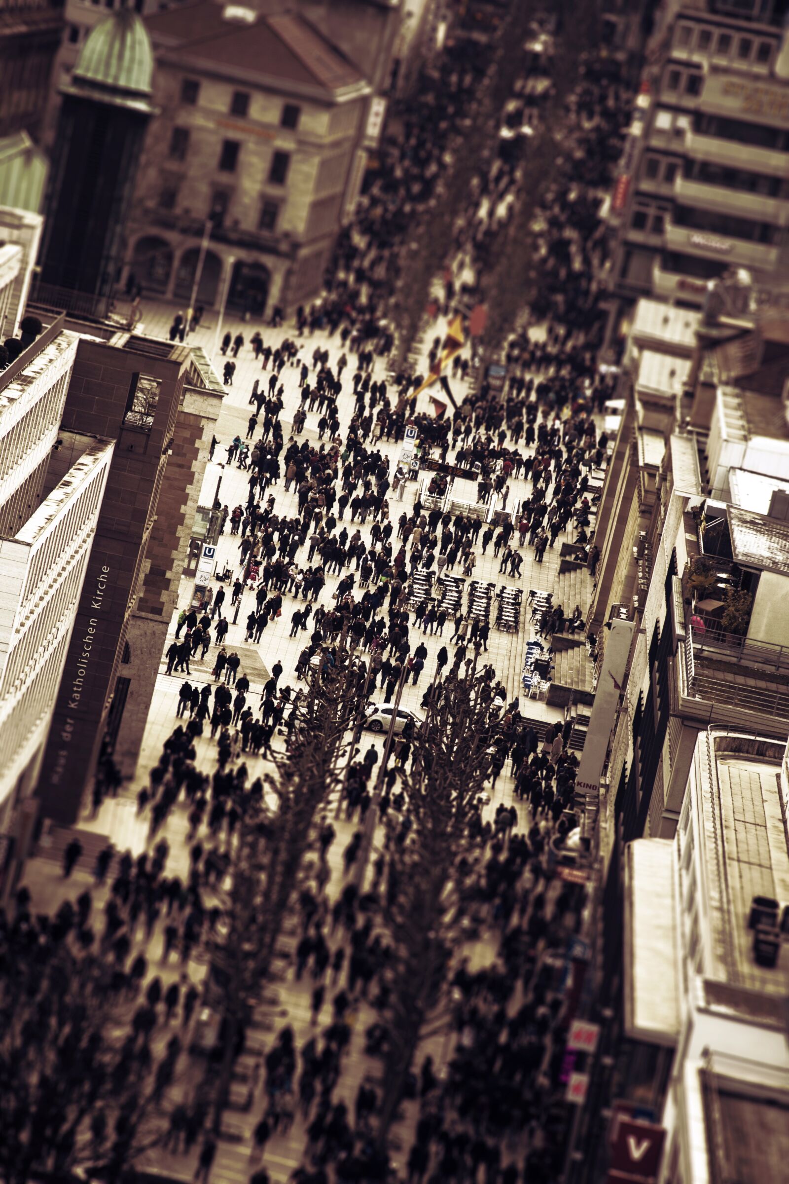 Canon EF 70-300mm F4-5.6 IS USM sample photo. Crowd, city, human photography