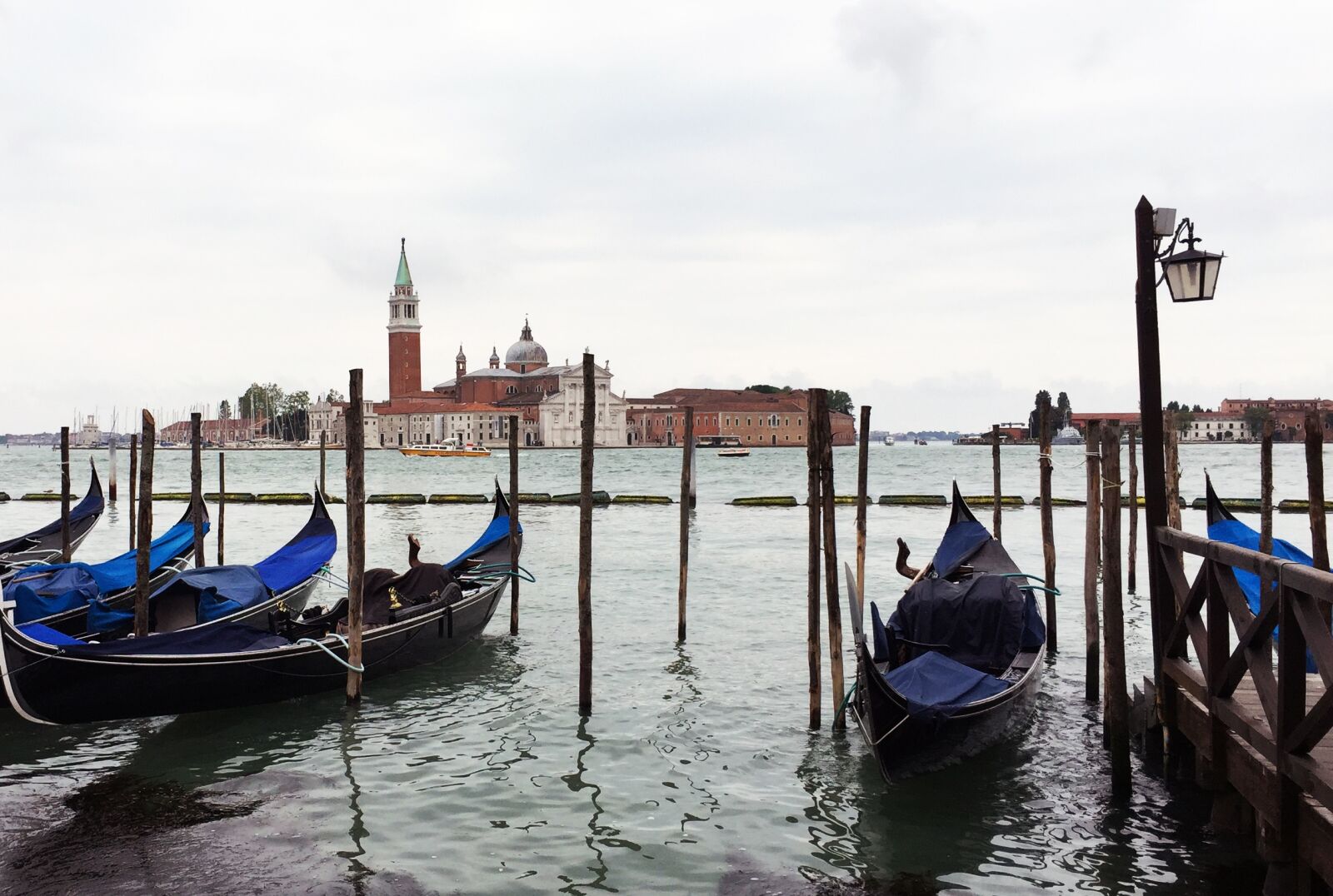 iPhone 6 back camera 4.15mm f/2.2 sample photo. Italy, venice, gondola photography