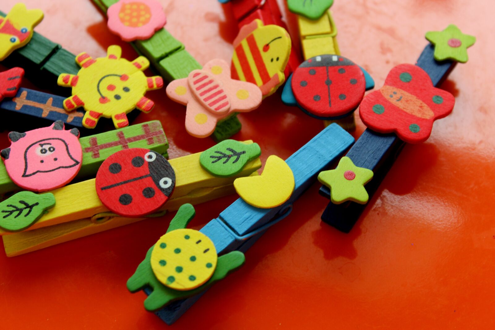 Canon EOS 1200D (EOS Rebel T5 / EOS Kiss X70 / EOS Hi) sample photo. Buckles, paper clips, colorful photography