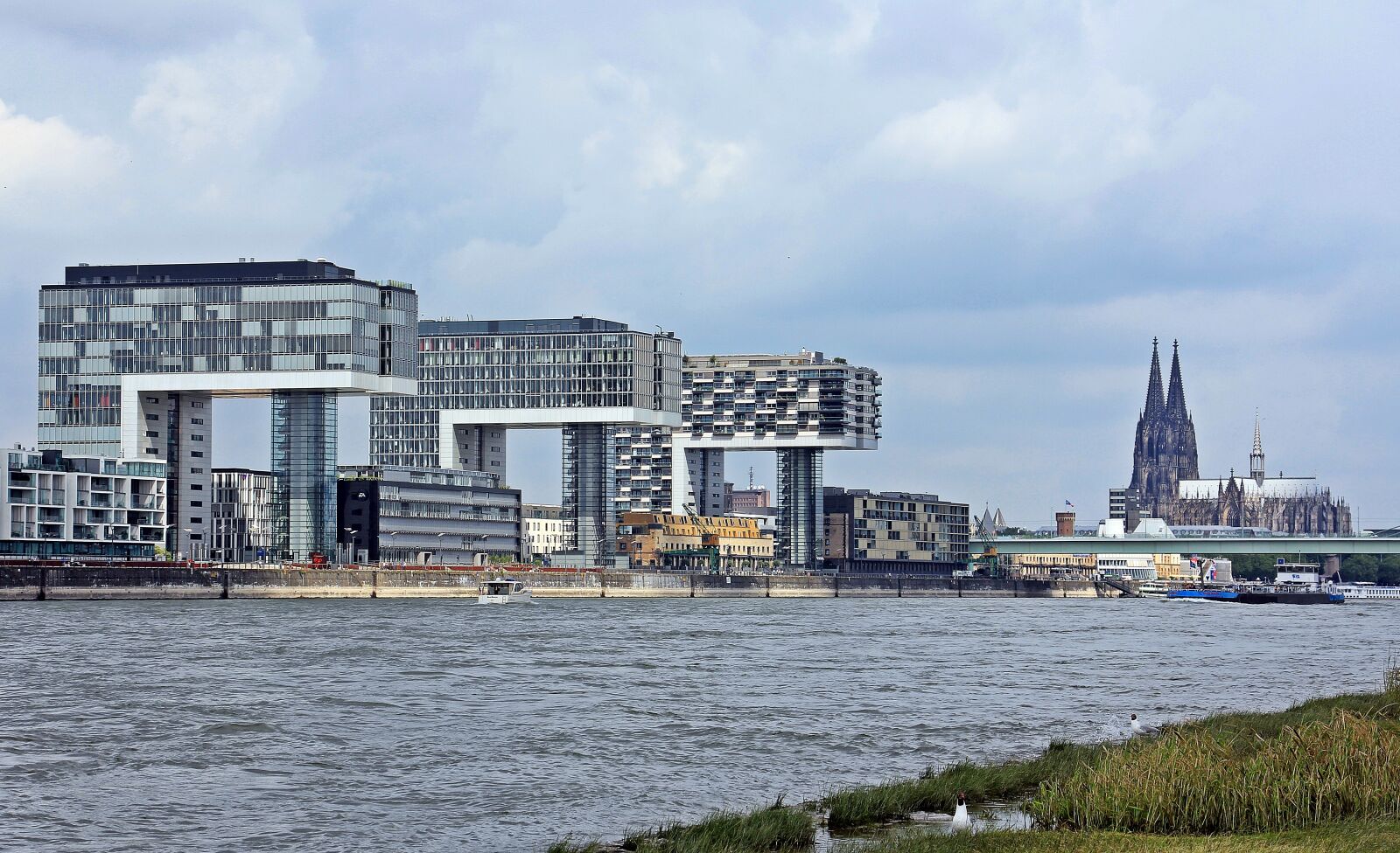 Canon EOS 550D (EOS Rebel T2i / EOS Kiss X4) sample photo. Crane homes, architecture, cologne photography