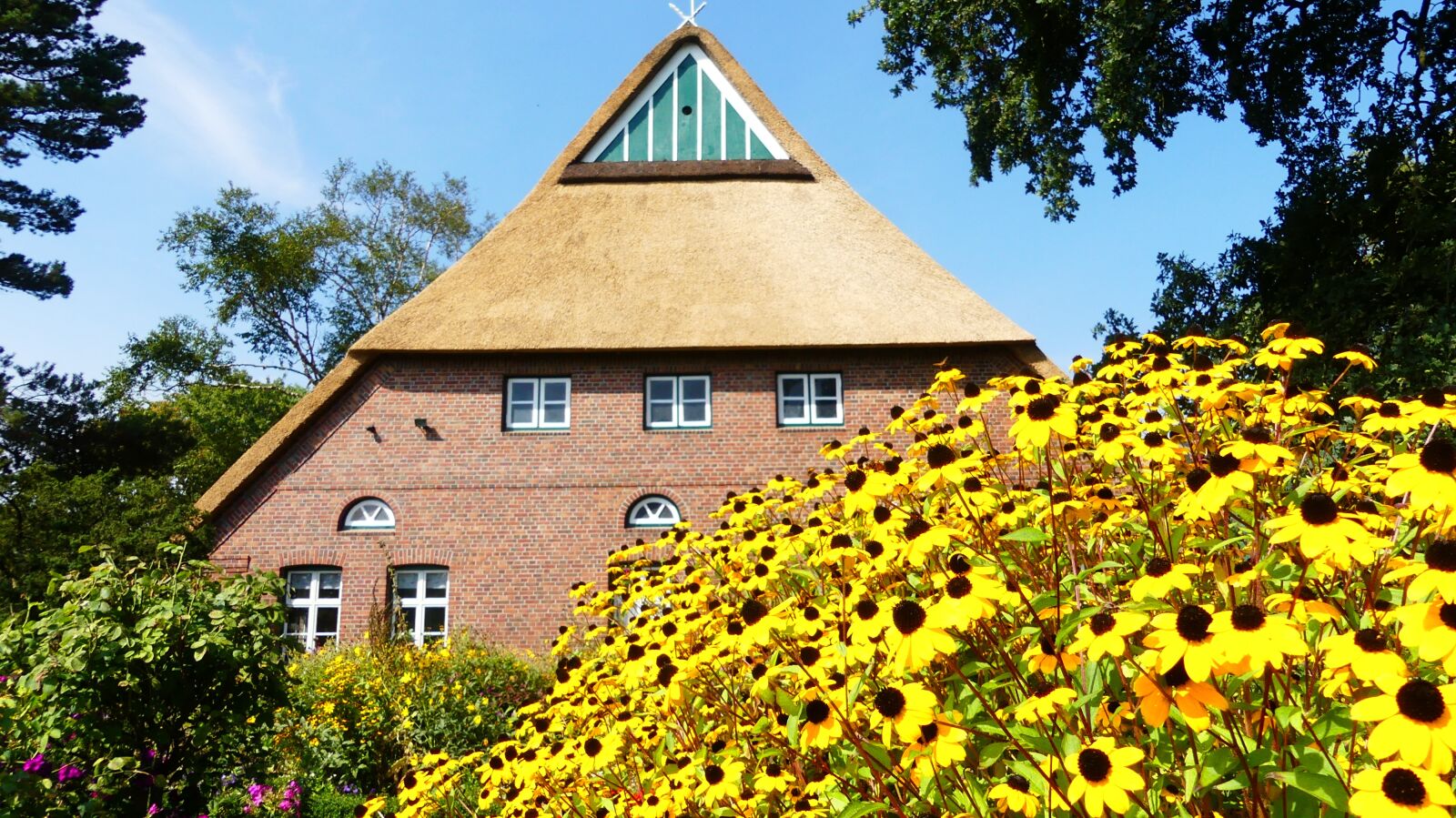 Panasonic Lumix DMC-FZ300 sample photo. Farmhouse, cottage garden, building photography