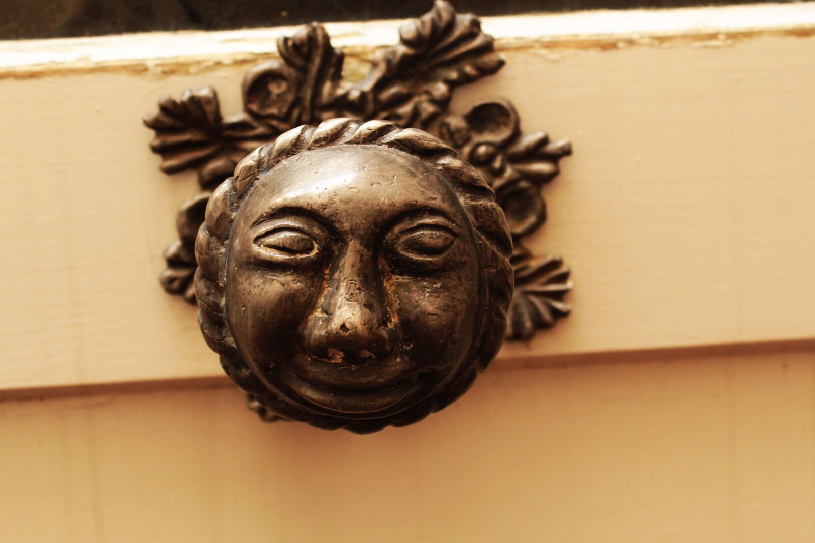 Canon EOS 1300D (EOS Rebel T6 / EOS Kiss X80) sample photo. Door knob, bamberg, historically photography