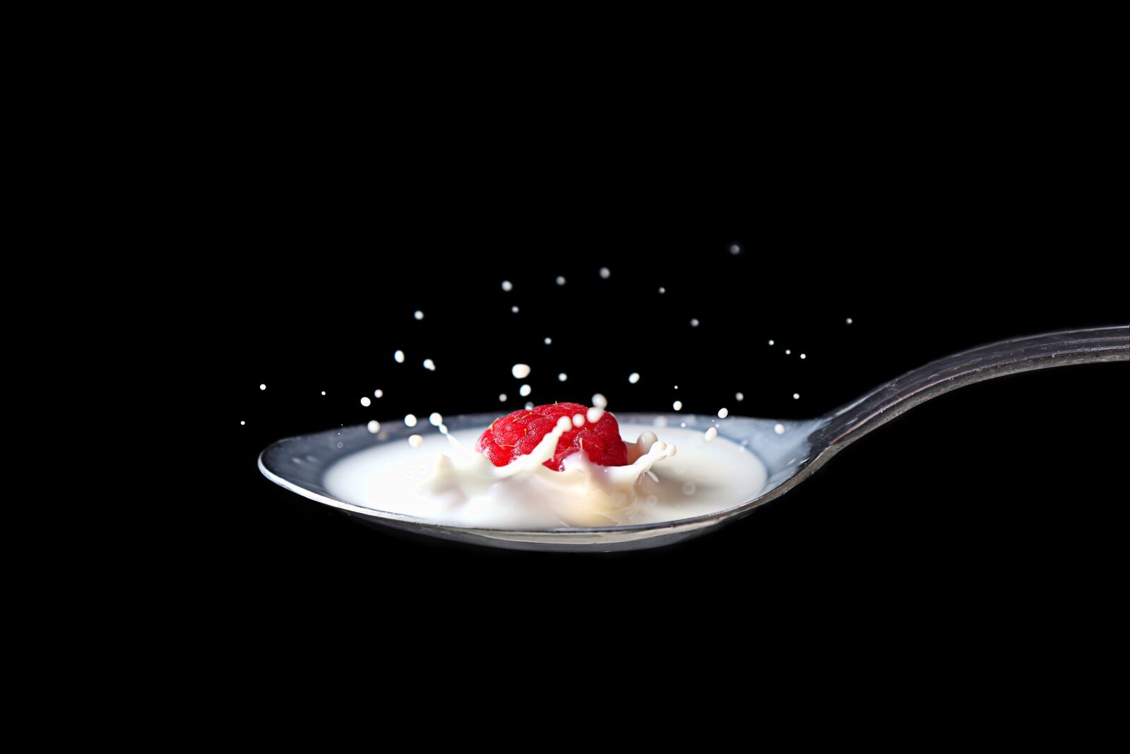 Canon EOS 77D (EOS 9000D / EOS 770D) sample photo. Raspberry, splash, milk photography