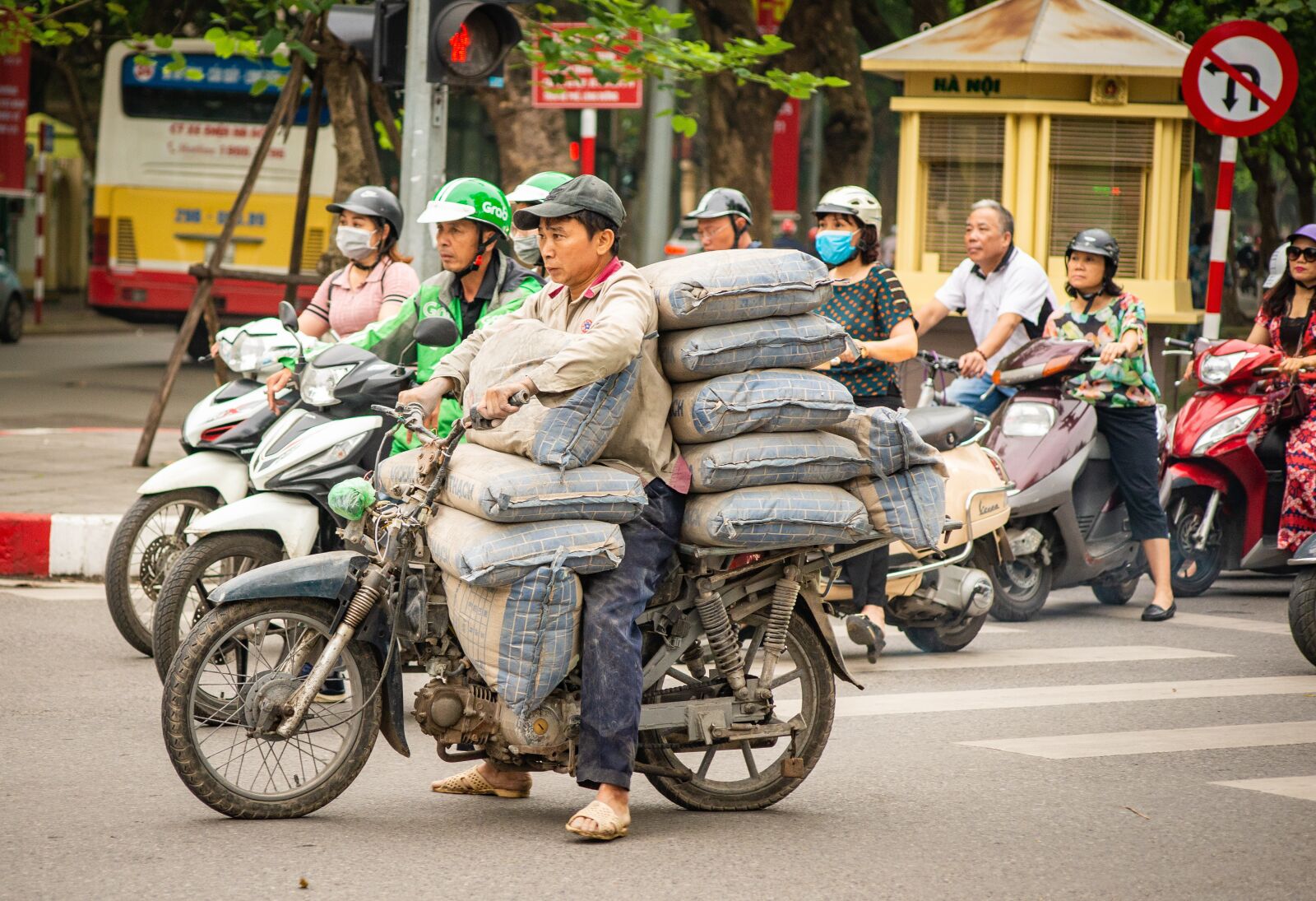 Nikon D600 sample photo. Hanoi, overloaded, overload photography