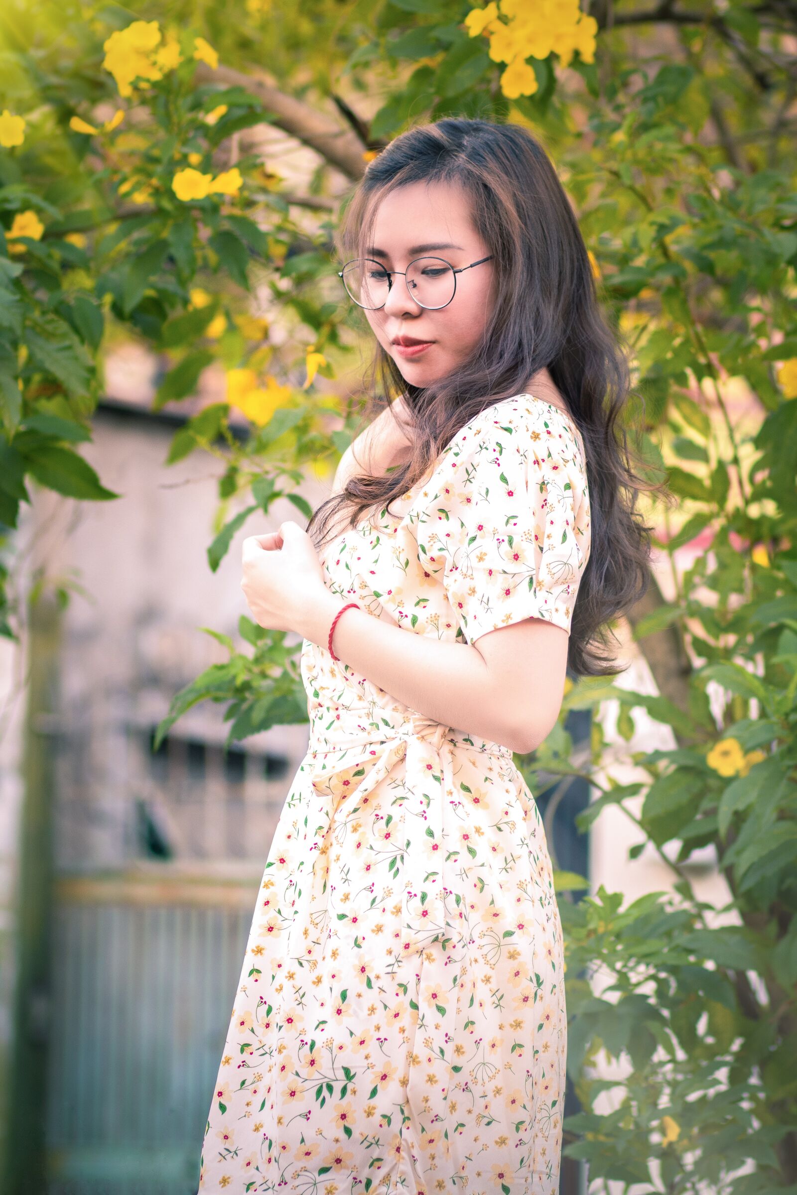 Canon EOS 80D + Canon EF 85mm F1.8 USM sample photo. Girl, look down, flower photography