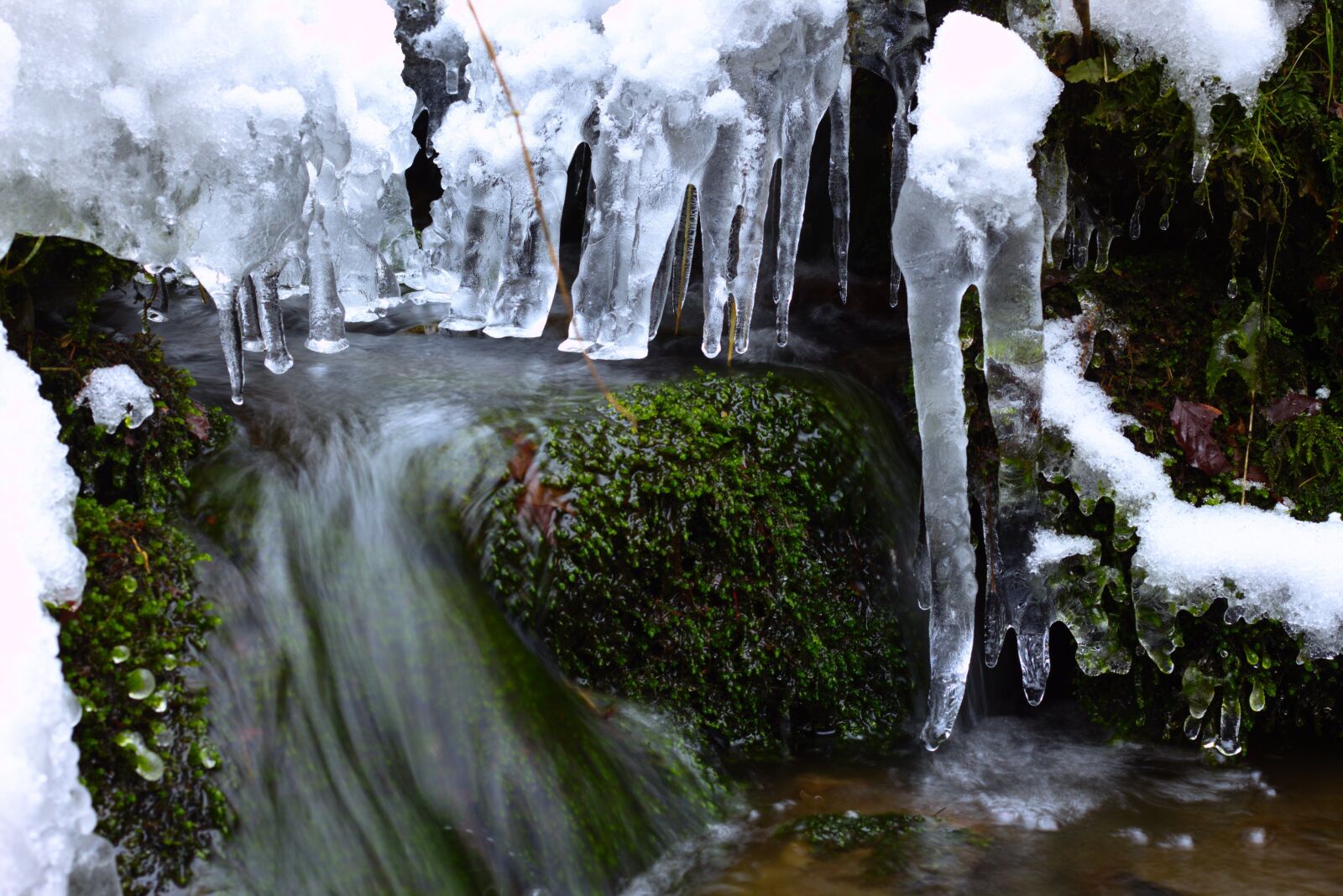 Canon EOS 700D (EOS Rebel T5i / EOS Kiss X7i) + Canon EF 50mm F1.8 STM sample photo. Waterfall, winter, spring photography