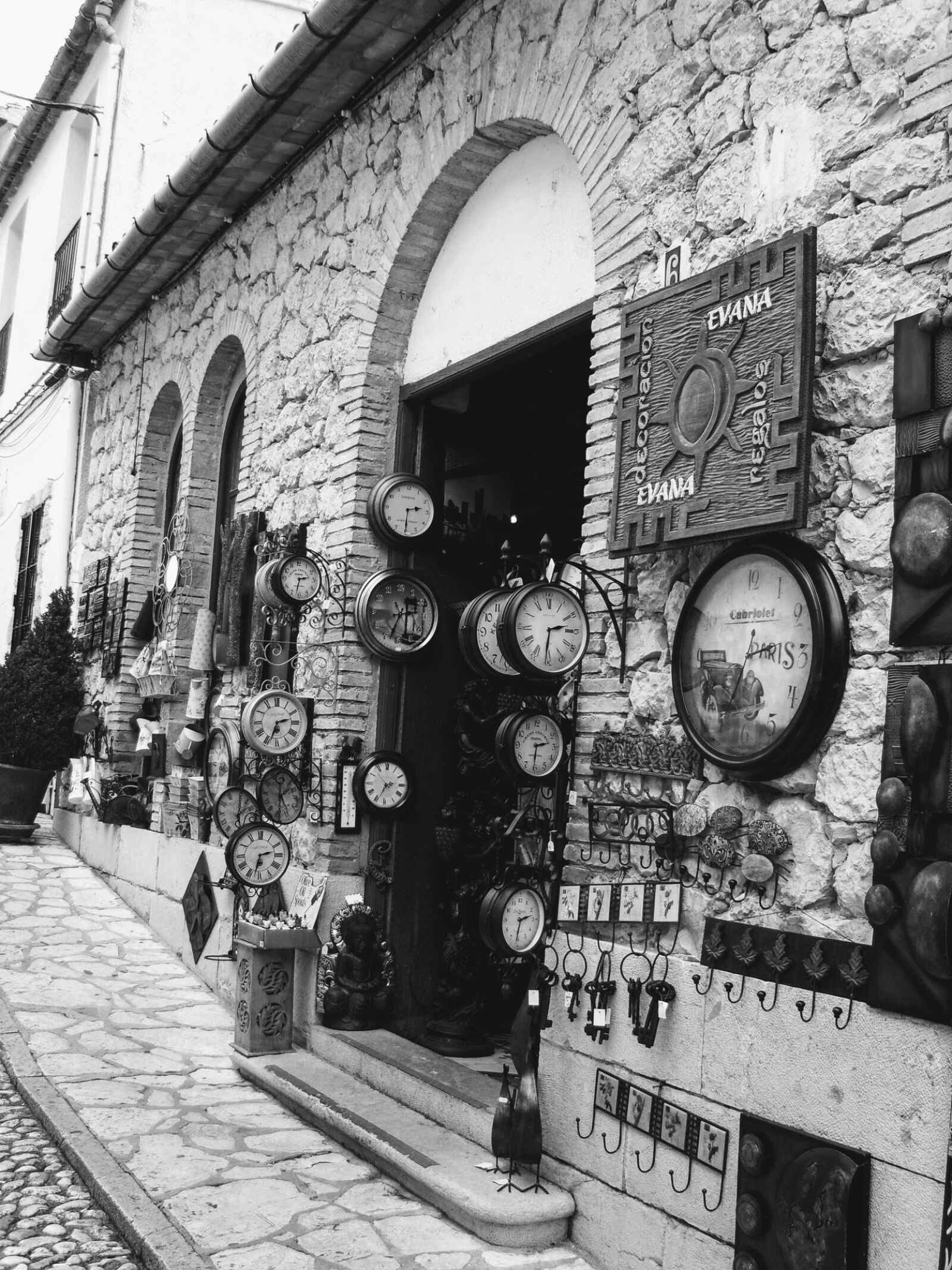 Samsung Digimax S830 / Kenox S830 sample photo. Shop, clocks, guadalest photography
