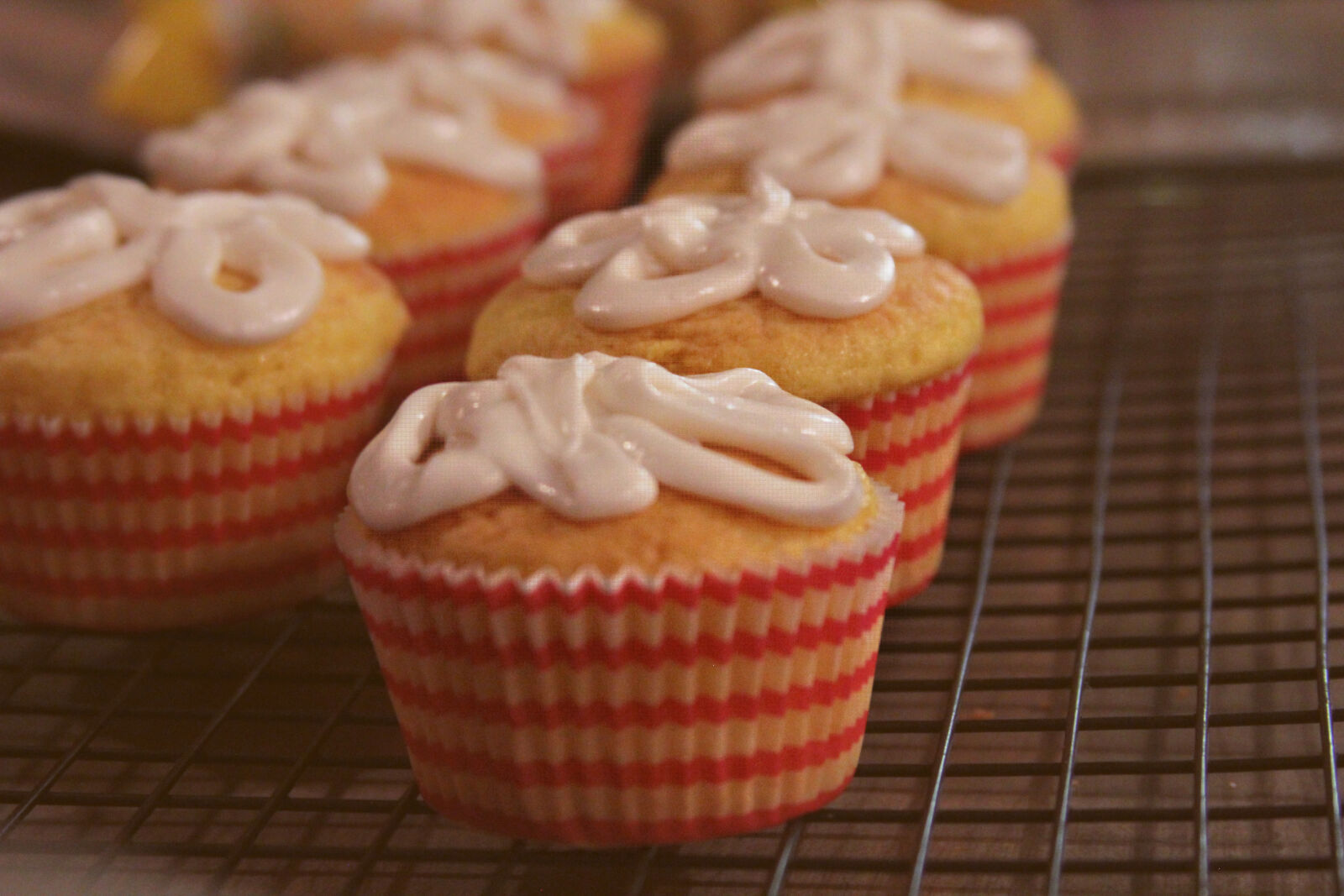 Canon EOS 550D (EOS Rebel T2i / EOS Kiss X4) sample photo. Cupcake, on, black, metal photography