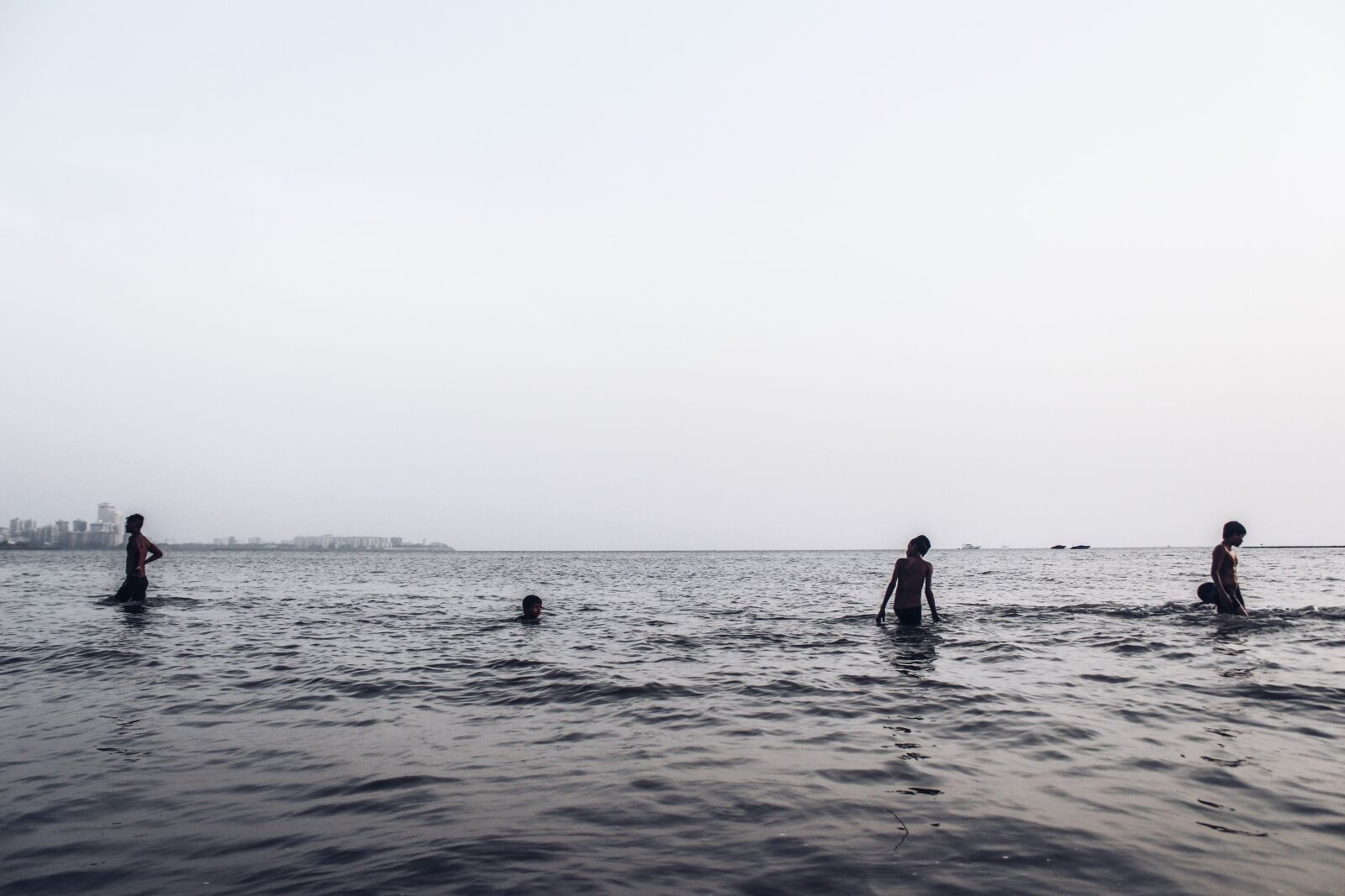 Canon EOS 700D (EOS Rebel T5i / EOS Kiss X7i) sample photo. Kids, playing, ocean photography