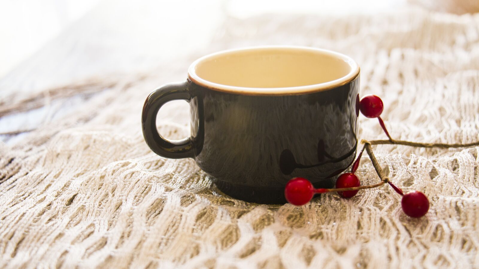 Canon EOS 70D sample photo. White, black, cup photography