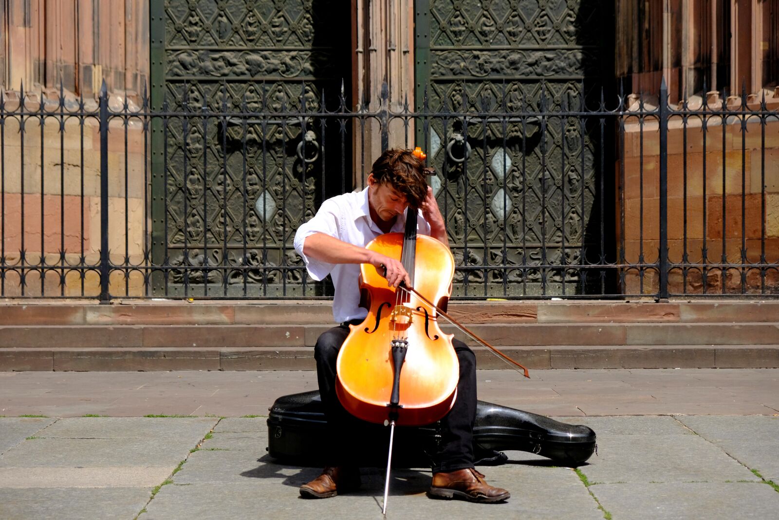 Fujifilm X-T20 sample photo. Musician, chello, arch photography