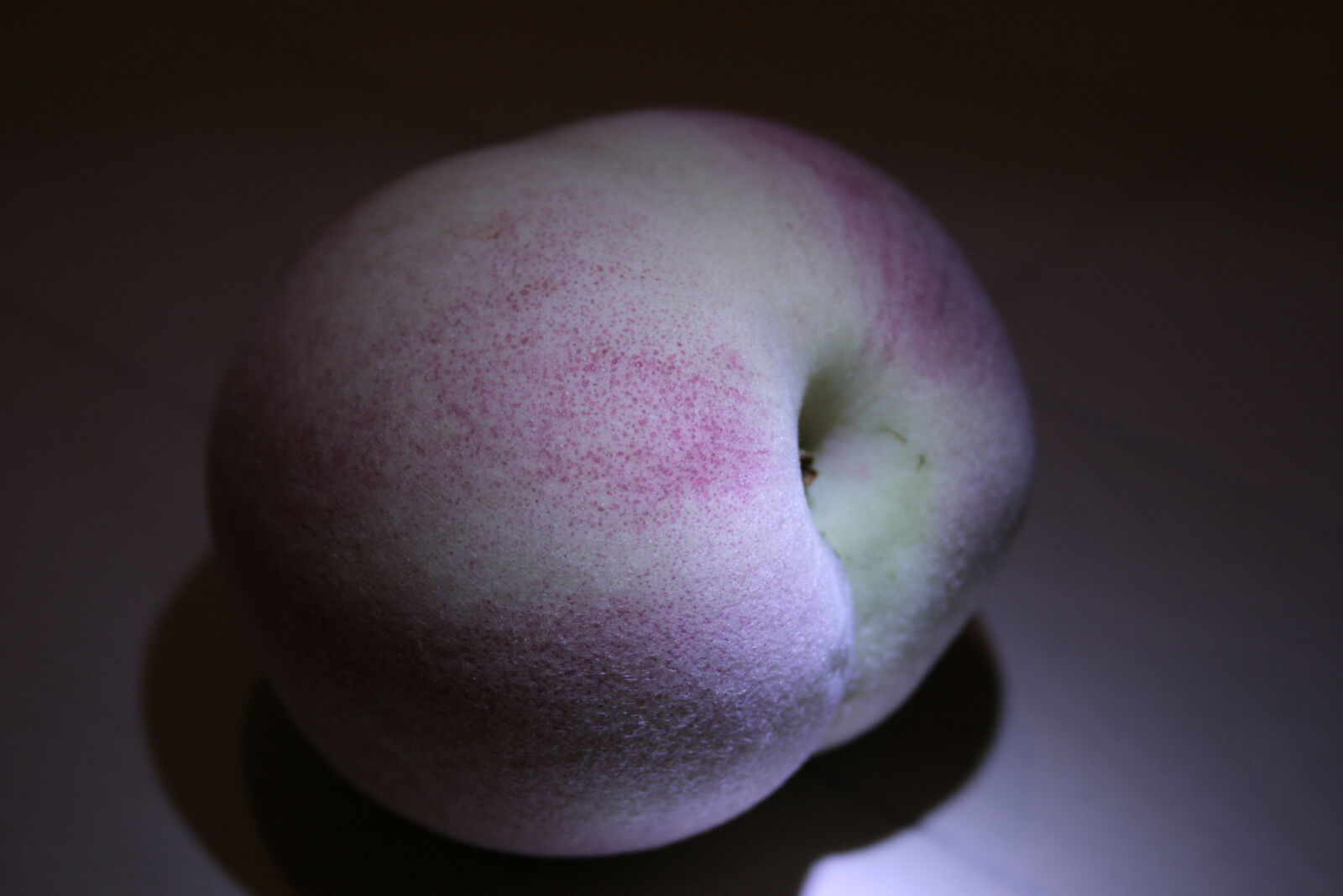 Canon EOS 400D (EOS Digital Rebel XTi / EOS Kiss Digital X) sample photo. Food, fruit, lighting, peaches photography