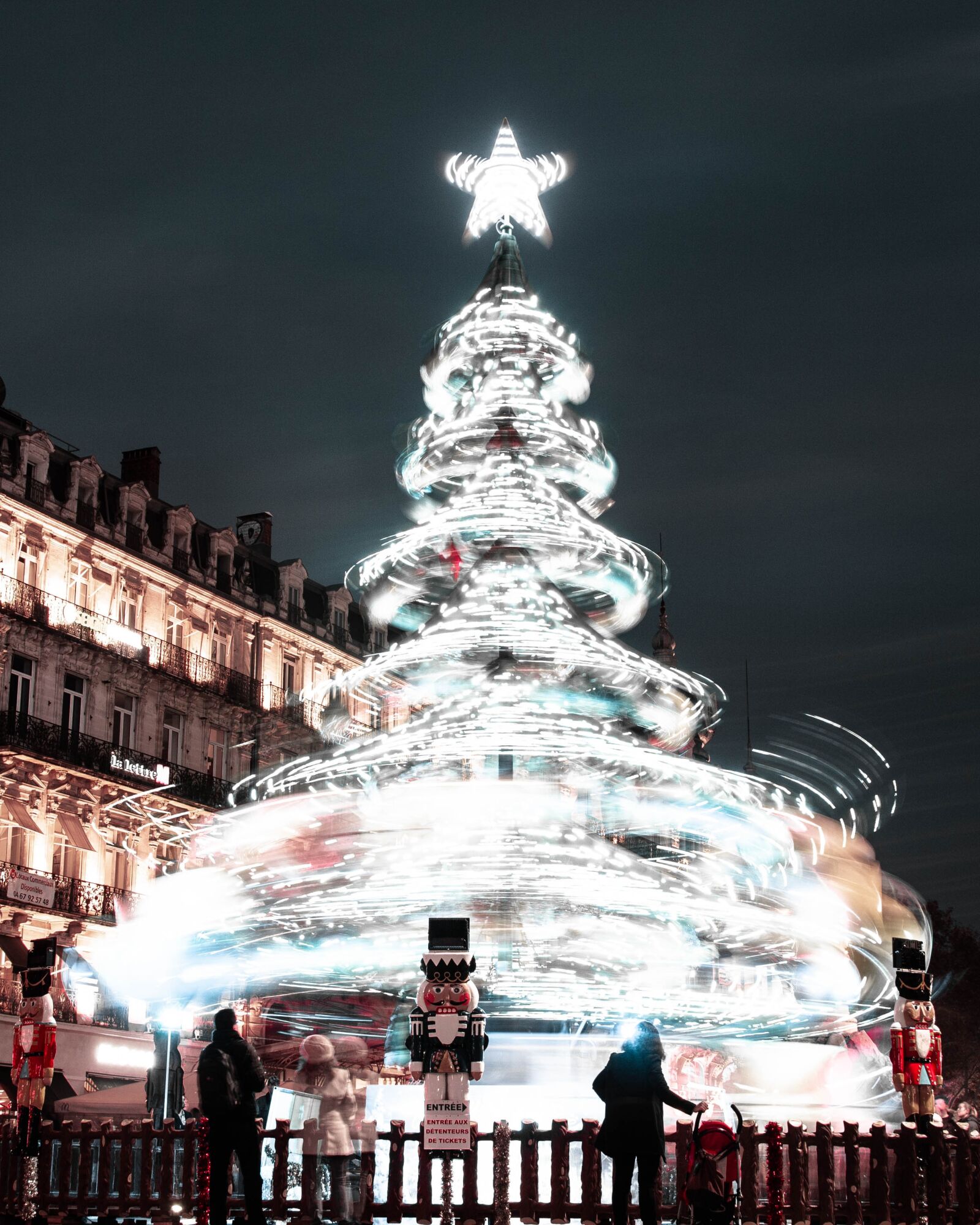 Canon EOS 600D (Rebel EOS T3i / EOS Kiss X5) sample photo. Christmas, city, firtree photography