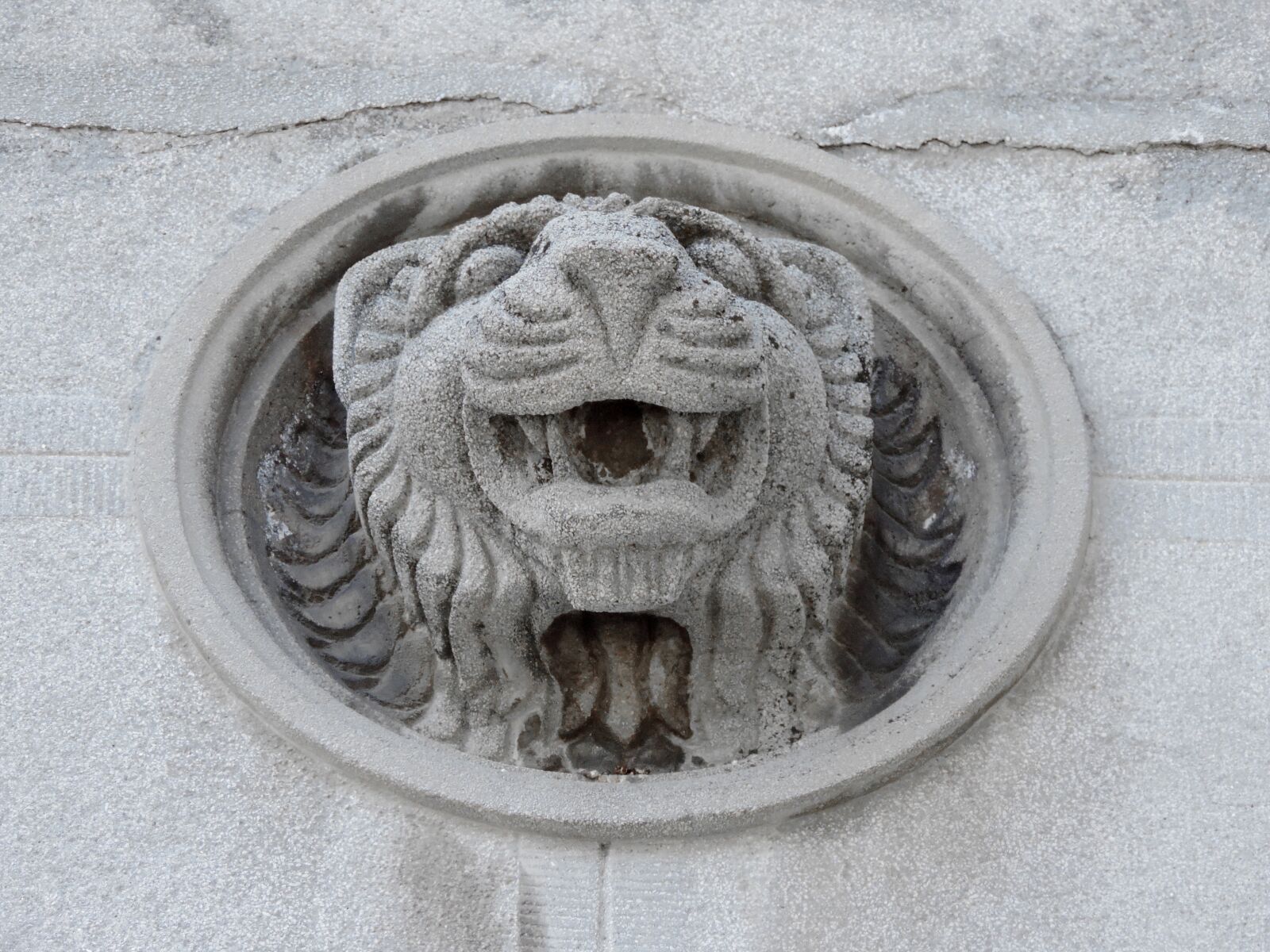 Nikon Coolpix P520 sample photo. Art, concrete, lion, sculpture photography