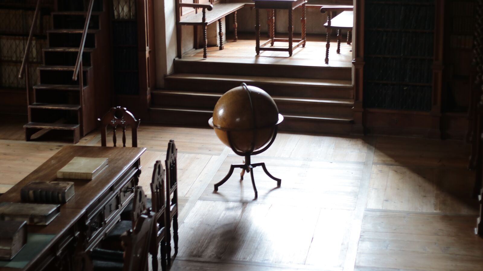 Canon EF 50mm F1.8 II sample photo. Atlas, library, study photography