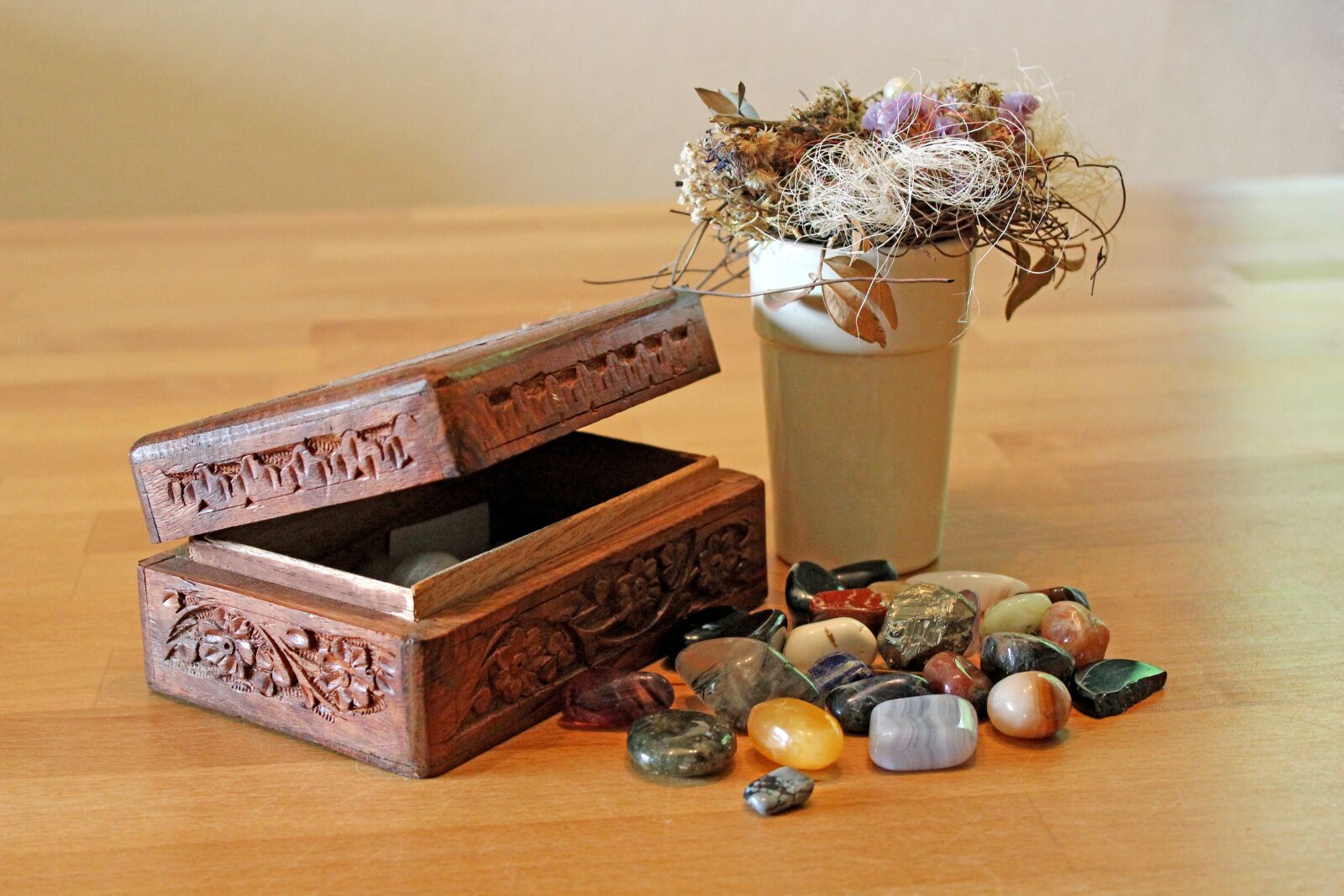 Canon EOS 600D (Rebel EOS T3i / EOS Kiss X5) sample photo. Gems, tumble stones, casket photography