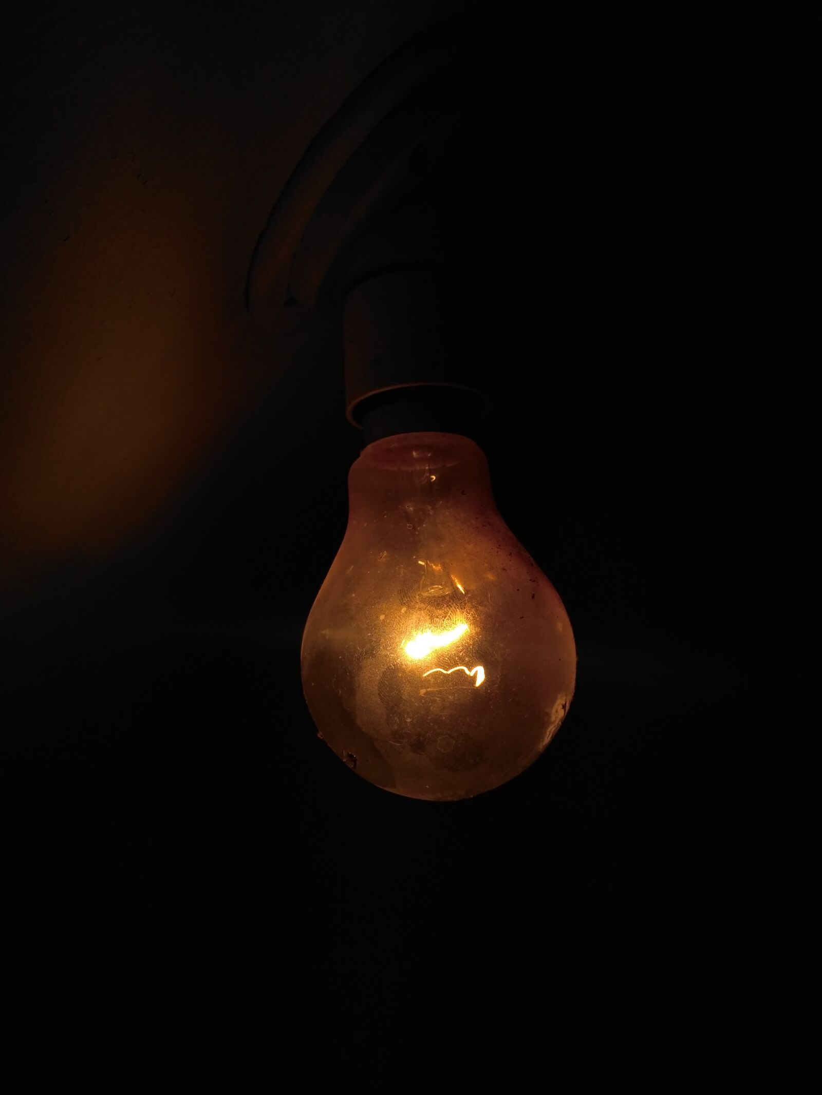 Xiaomi Redmi 3S sample photo. Bulb, dark background, focus photography