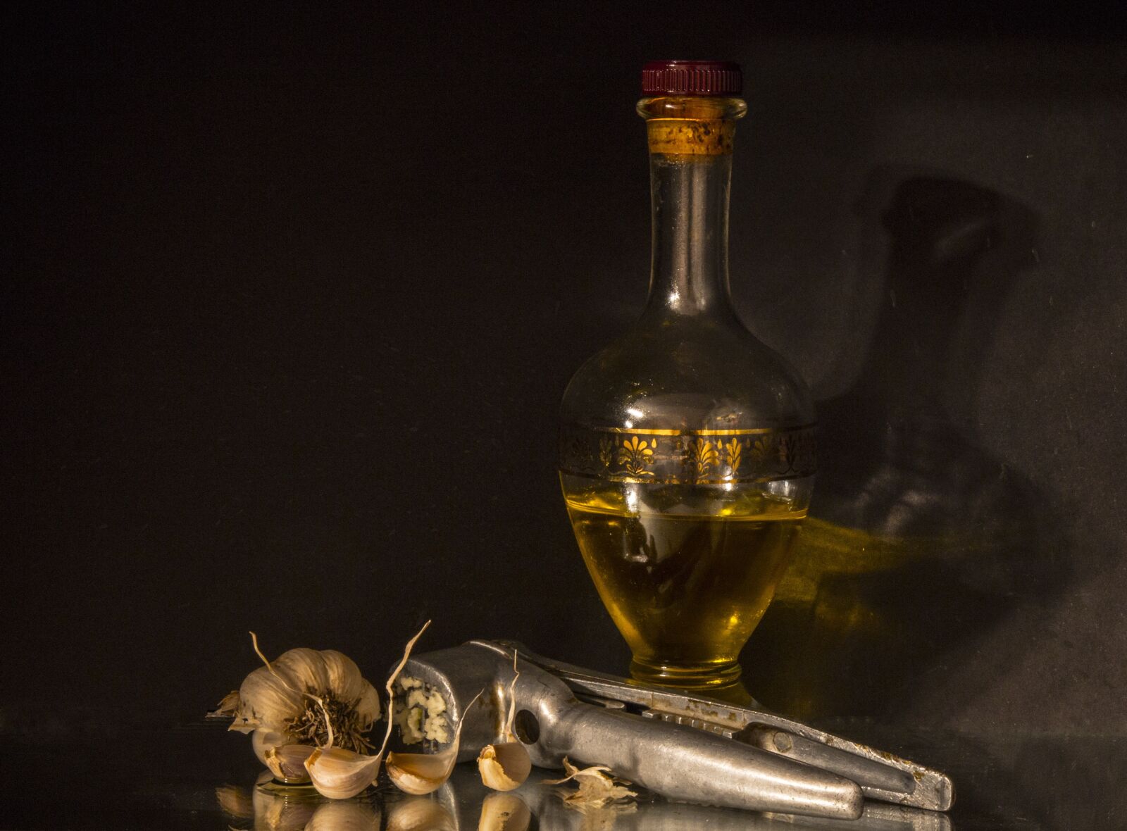 Canon EOS 70D + Canon EF 24-105mm F4L IS USM sample photo. Still life, oil, garlic photography