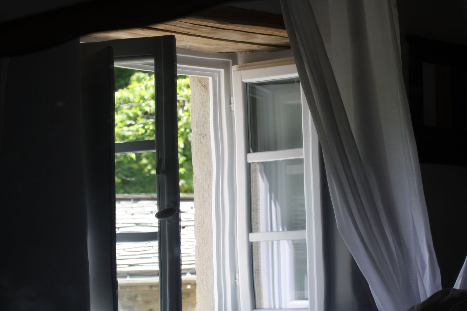 Canon EOS 1000D (EOS Digital Rebel XS / EOS Kiss F) sample photo. Window, wind, summer photography