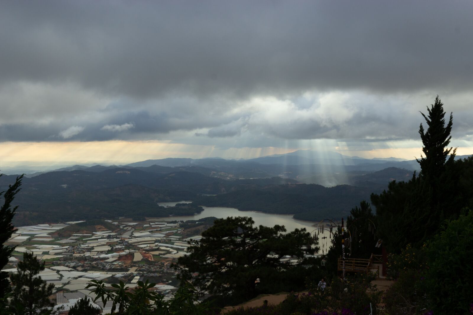 Canon EOS 600D (Rebel EOS T3i / EOS Kiss X5) + Canon EF 16-35mm F4L IS USM sample photo. Lang biang peak, dalat photography