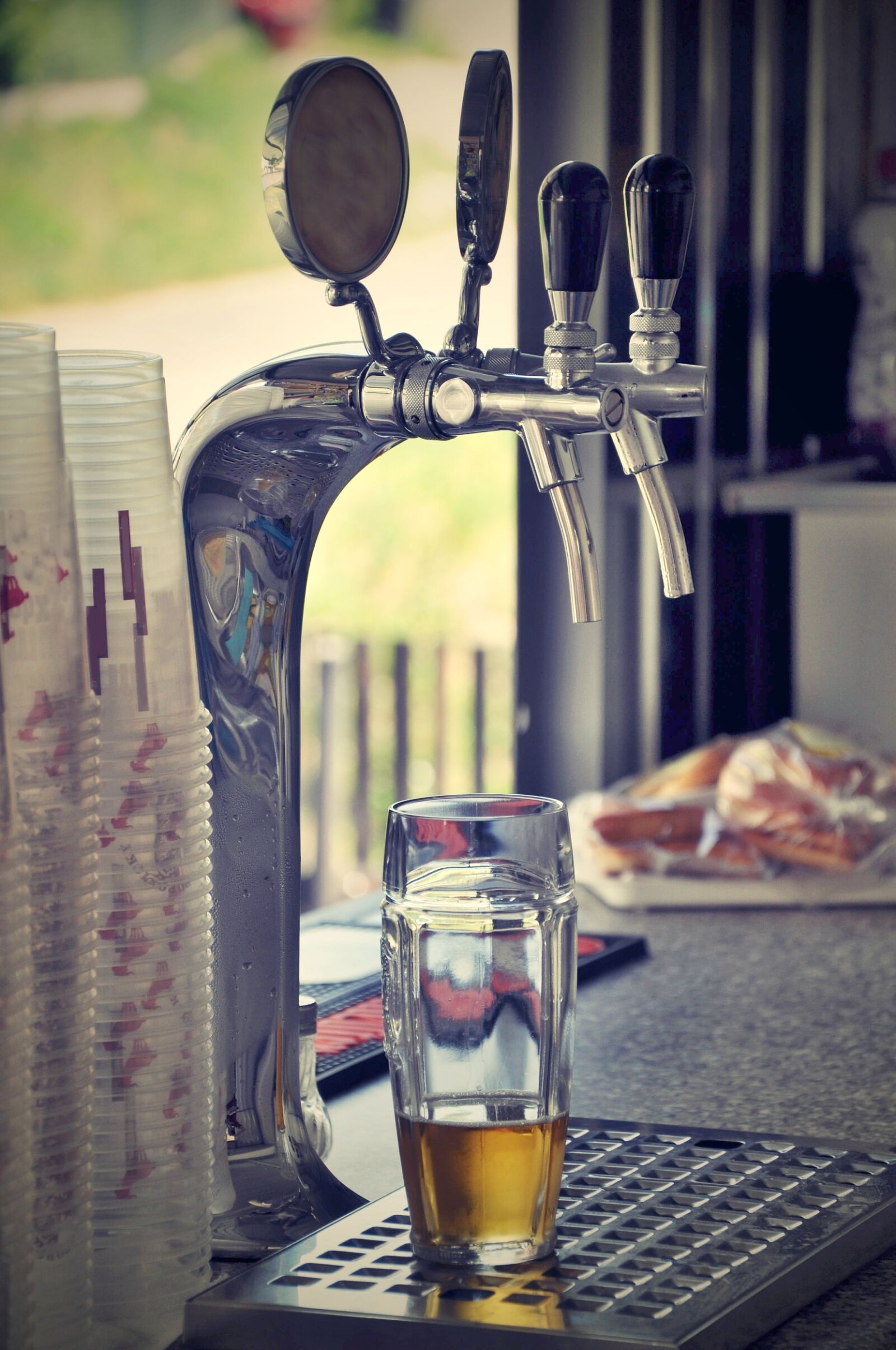 Nikon D90 sample photo. Beer, tap, pub photography