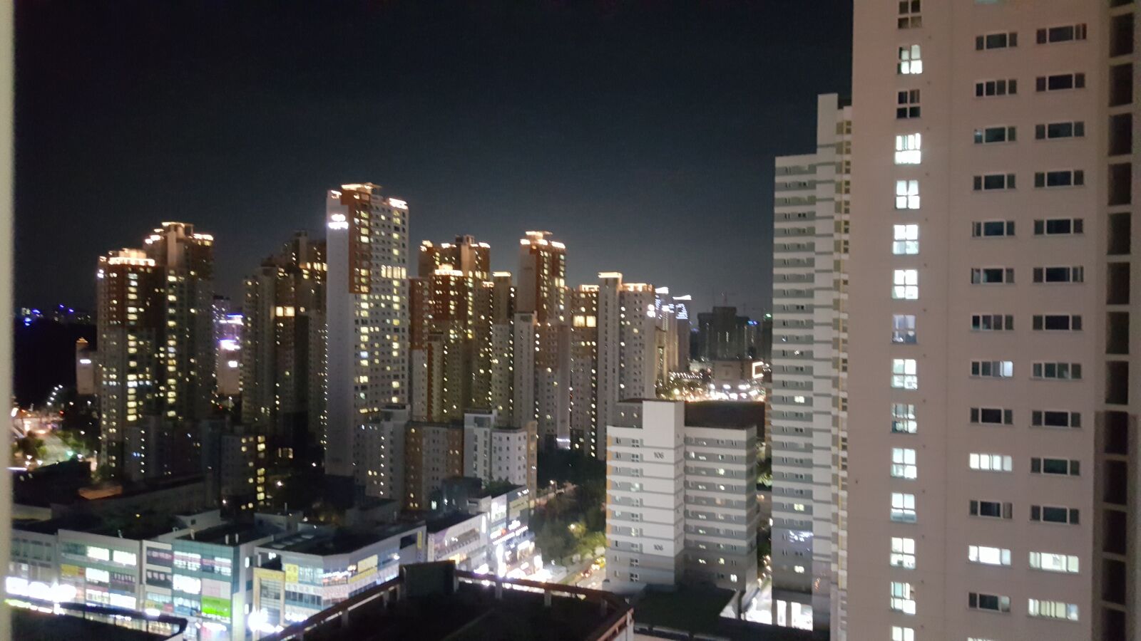 Samsung Galaxy Note5 sample photo. Night, apartment, korea photography