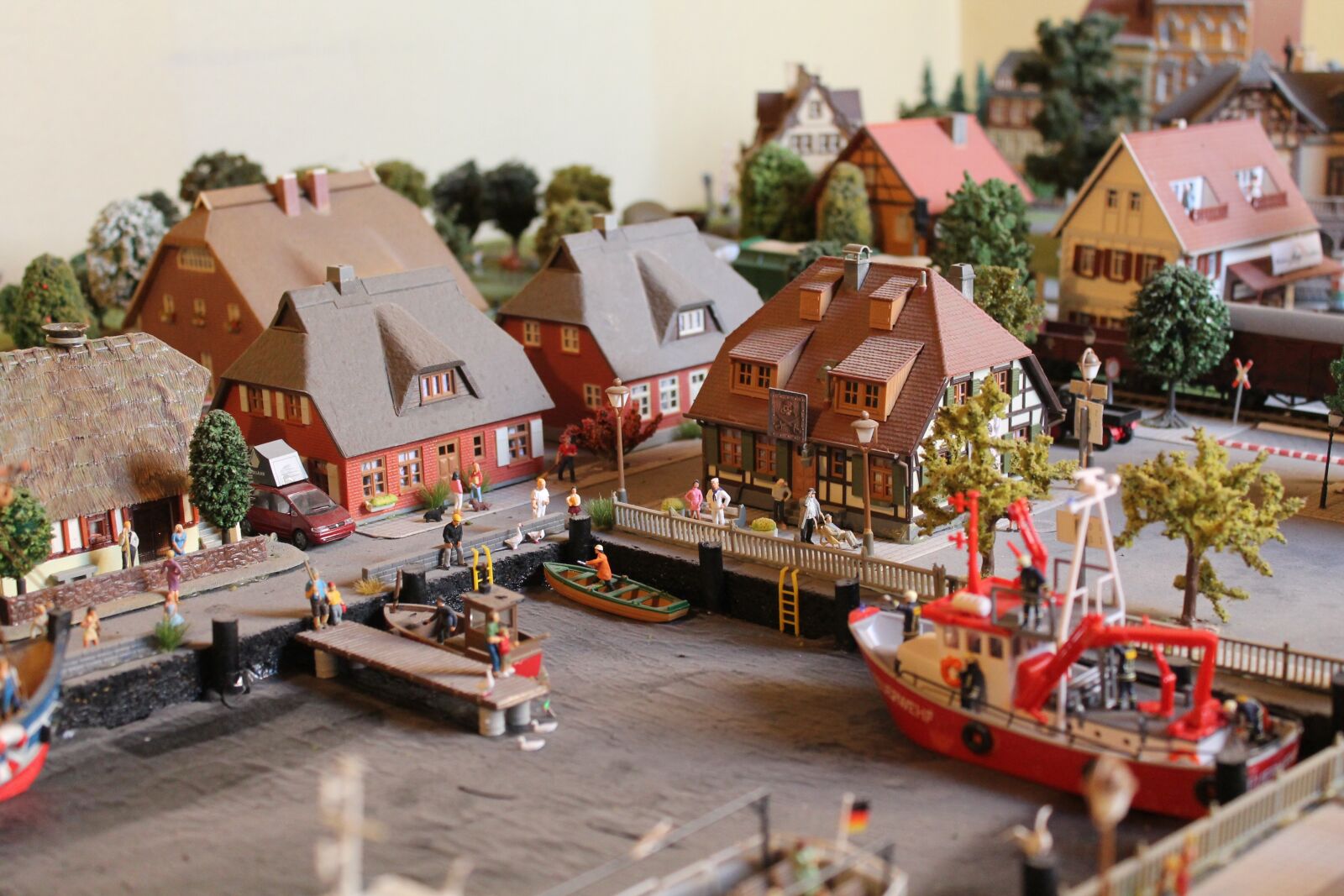 Canon EOS 1100D (EOS Rebel T3 / EOS Kiss X50) sample photo. Miniature, port, ships photography