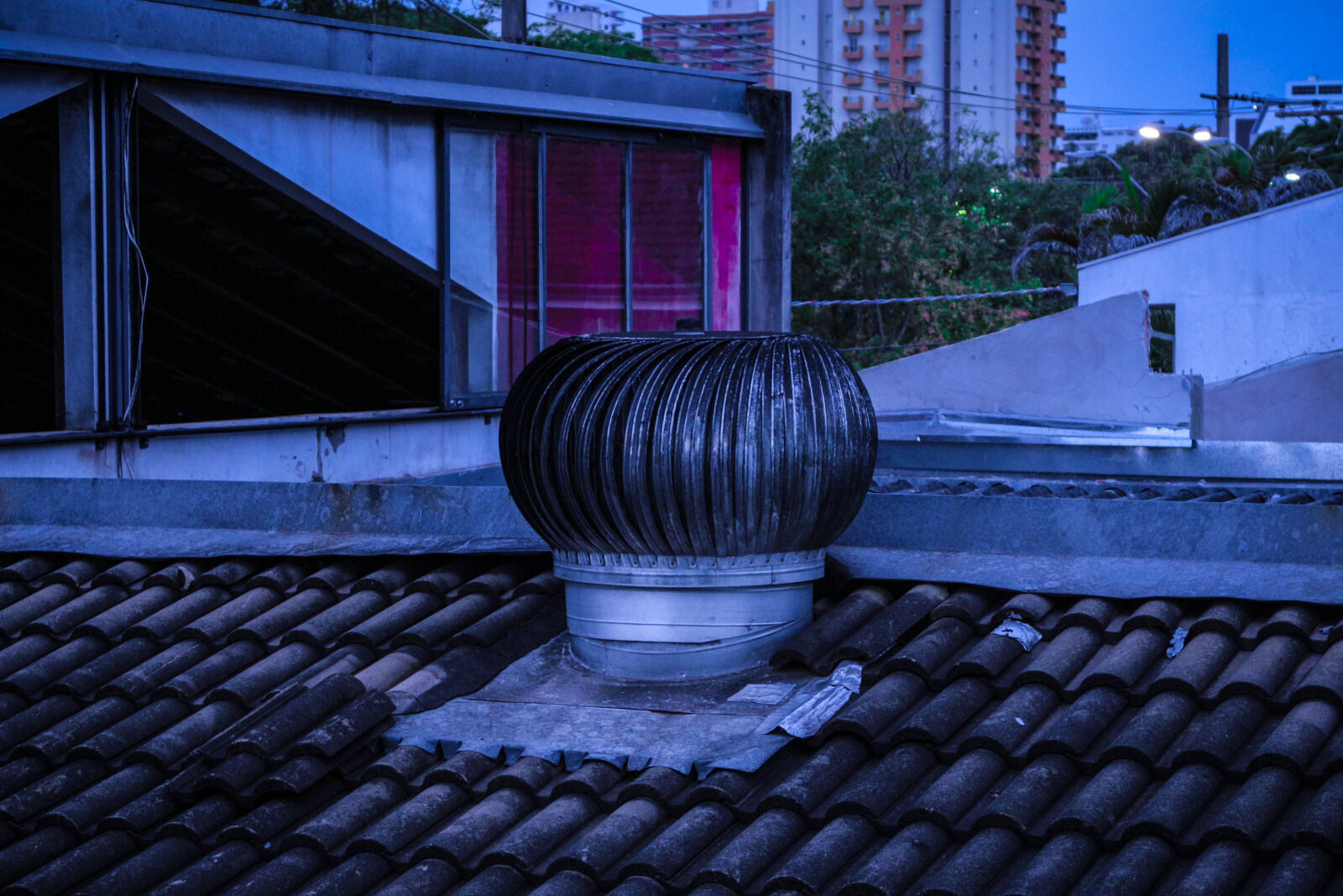 Canon EOS 700D (EOS Rebel T5i / EOS Kiss X7i) sample photo. Blue, night, window photography