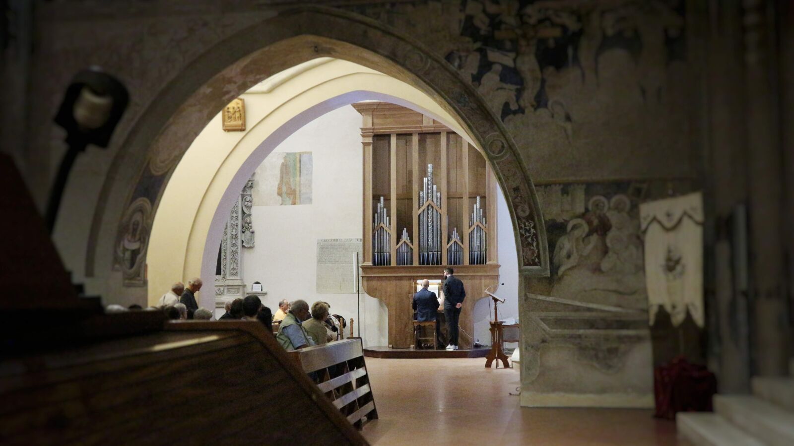 Canon EF-M 15-45mm F3.5-6.3 IS STM sample photo. Organ, church, basilica photography