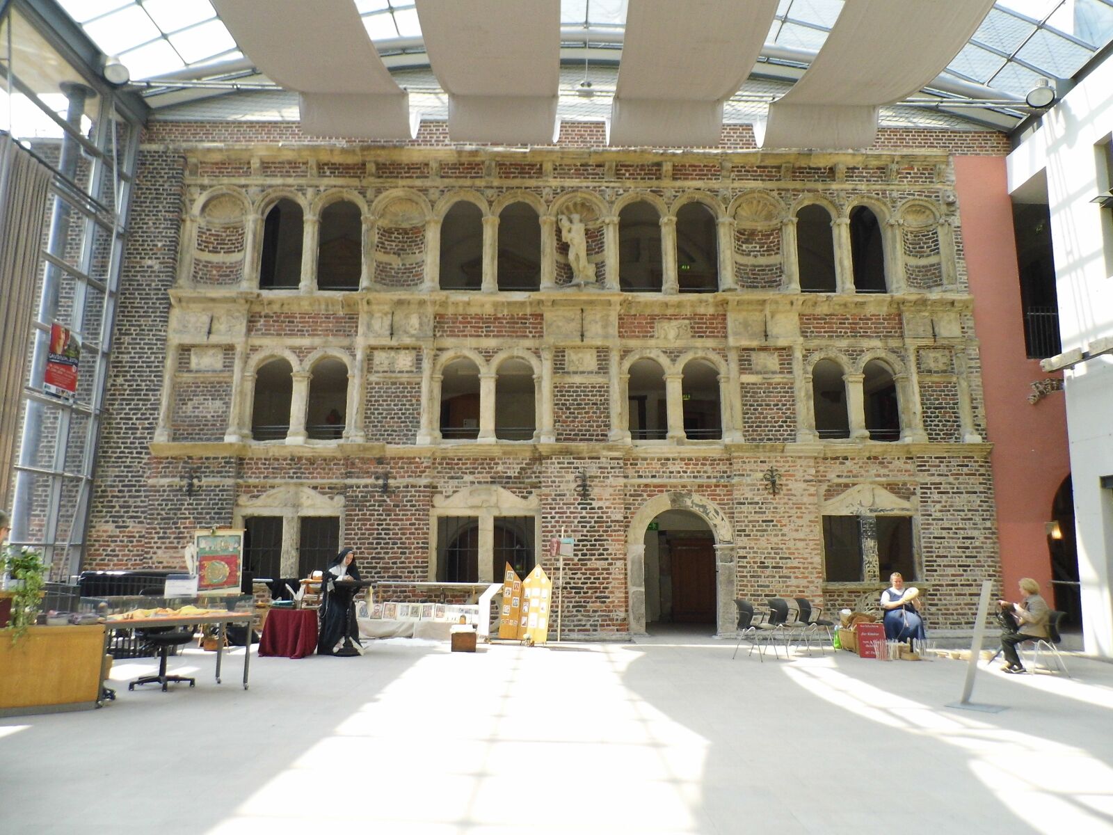 PENTACON luxmedia 16-Z21S sample photo. Castle, schlosshof, castle courtyard photography