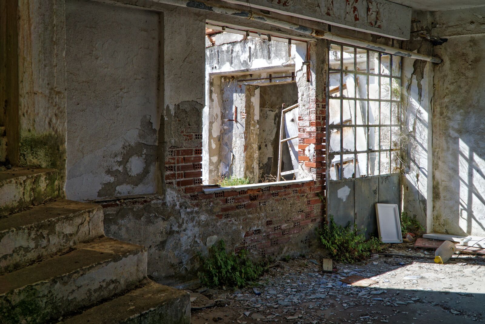 Sony E PZ 18-105mm F4 G OSS sample photo. Abandoned, abandoned building, brick photography