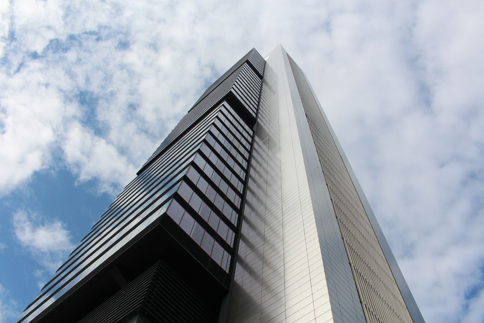Canon EOS 700D (EOS Rebel T5i / EOS Kiss X7i) sample photo. Architecture, foster building, skyscraper photography