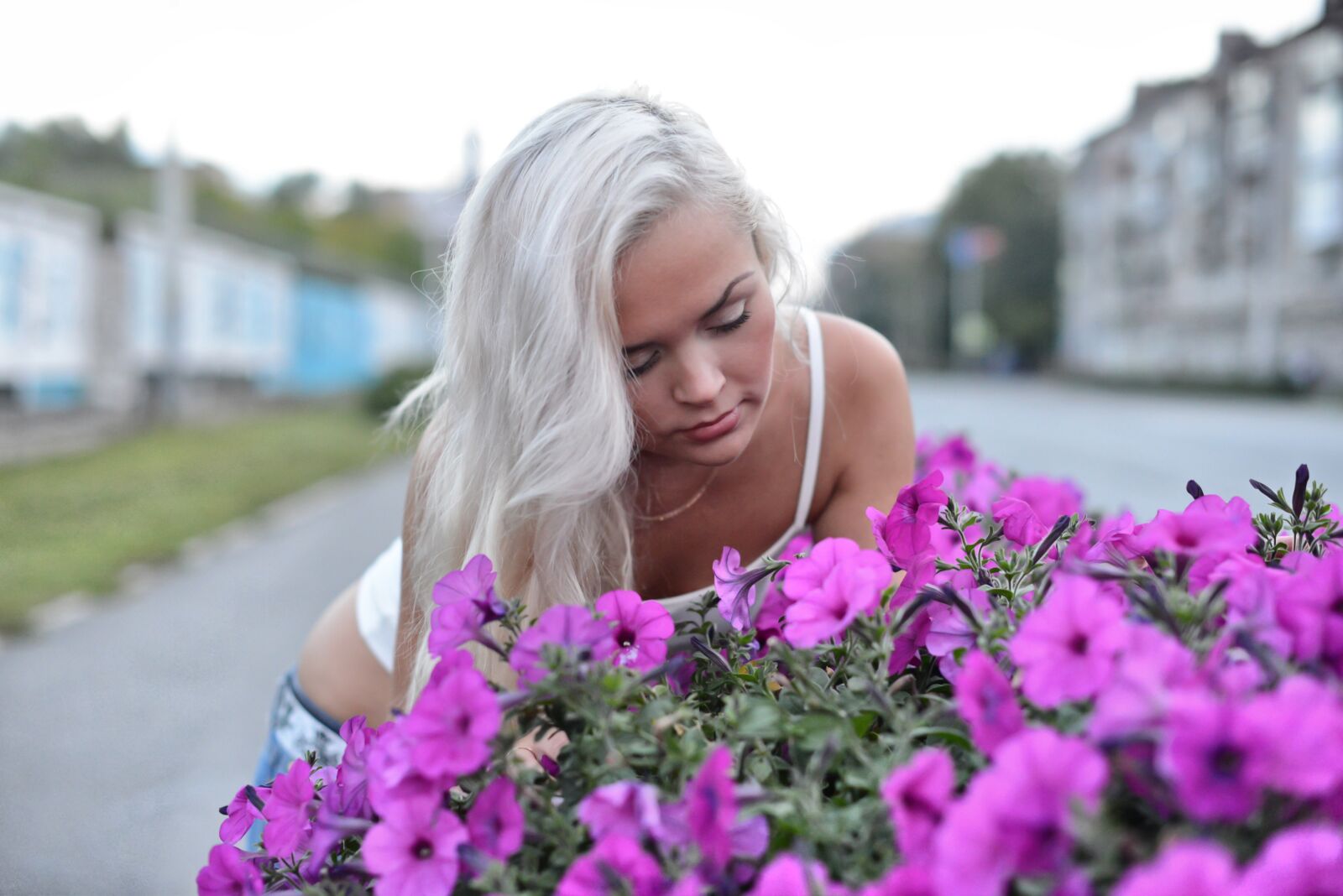 Nikon D800 sample photo. Blonde in flowers, pink photography