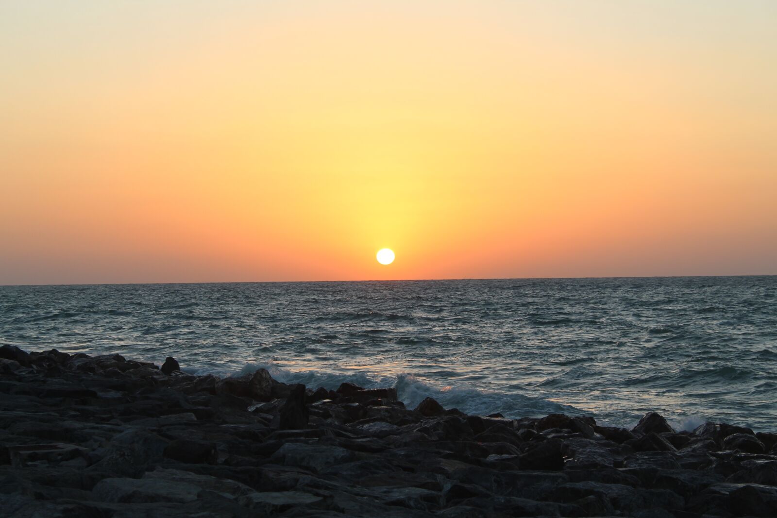 Canon EOS 1300D (EOS Rebel T6 / EOS Kiss X80) sample photo. Sunset, water, sun photography
