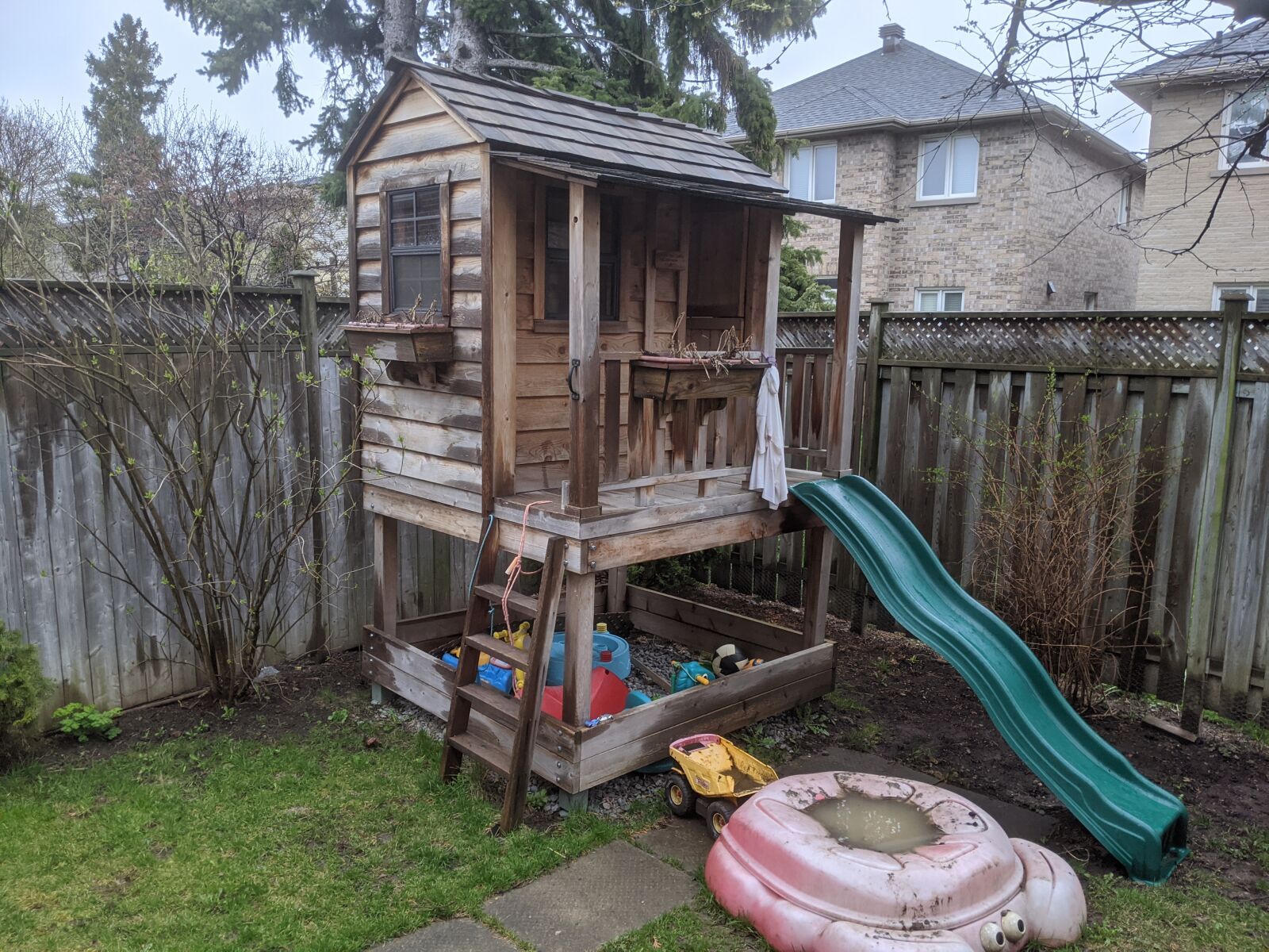 Google Pixel 3 XL sample photo. Playhouse, slide, children photography