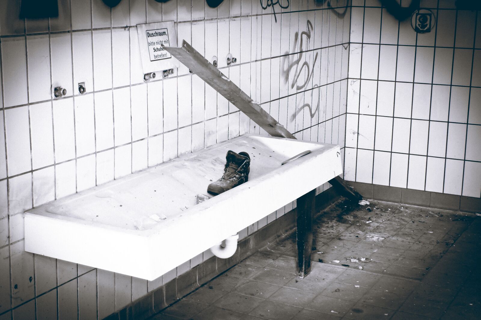 Olympus OM-D E-M10 sample photo. Lost places, rooms, abandoned photography