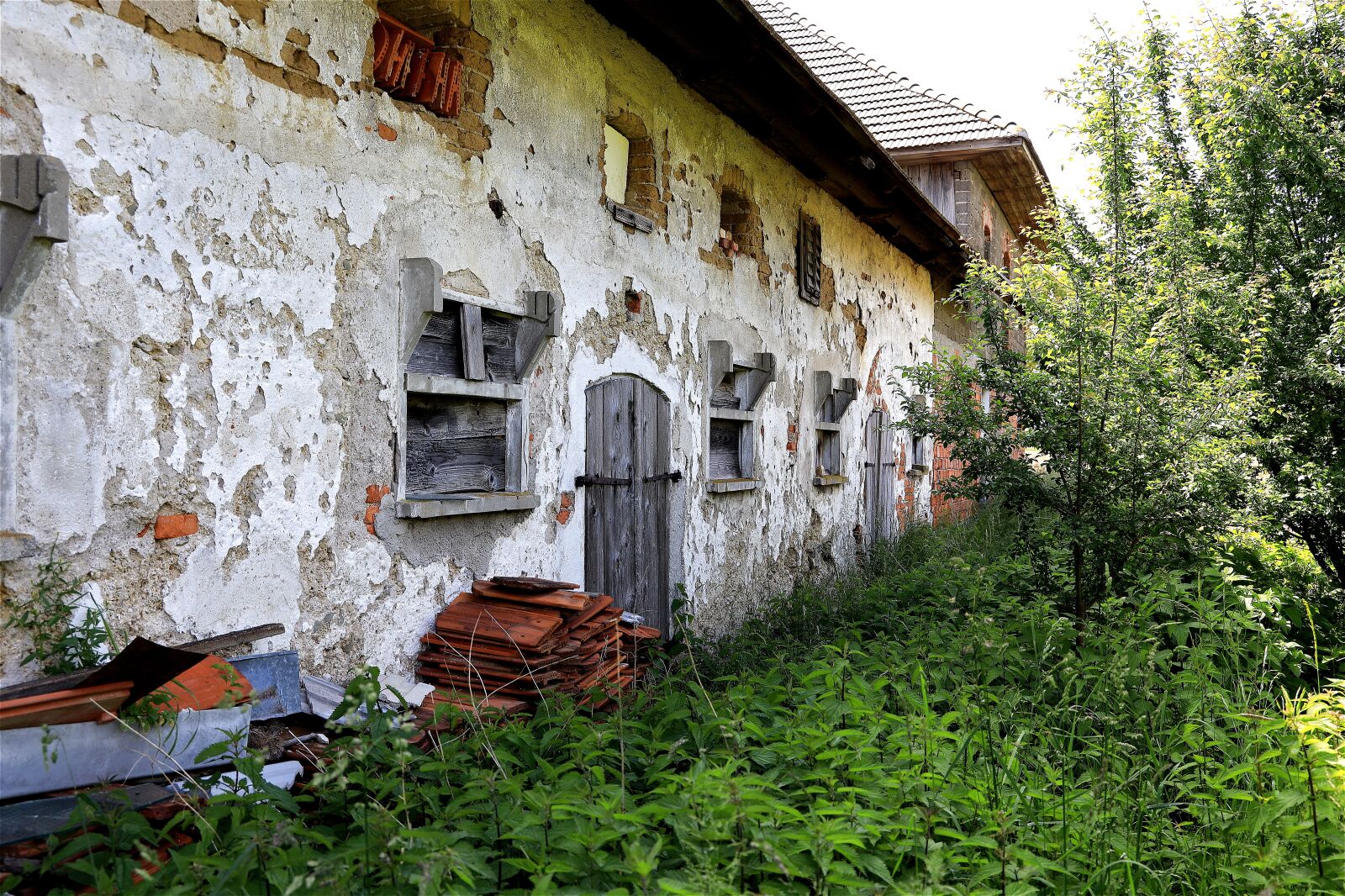 Canon RF 24-105mm F4L IS USM sample photo. Abandoned, old, farmhouse photography