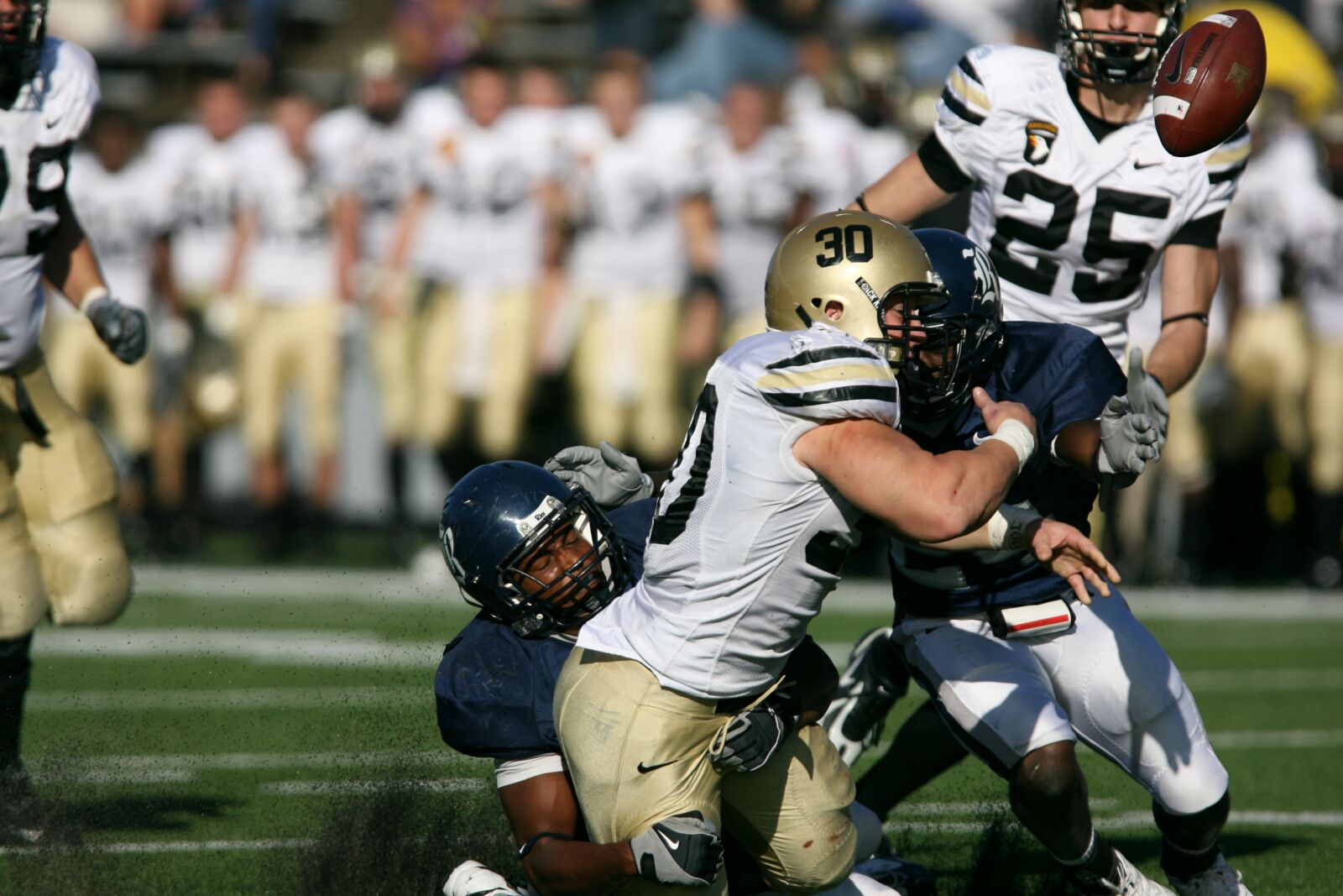Canon EOS-1D Mark II N sample photo. Football, american football, player photography