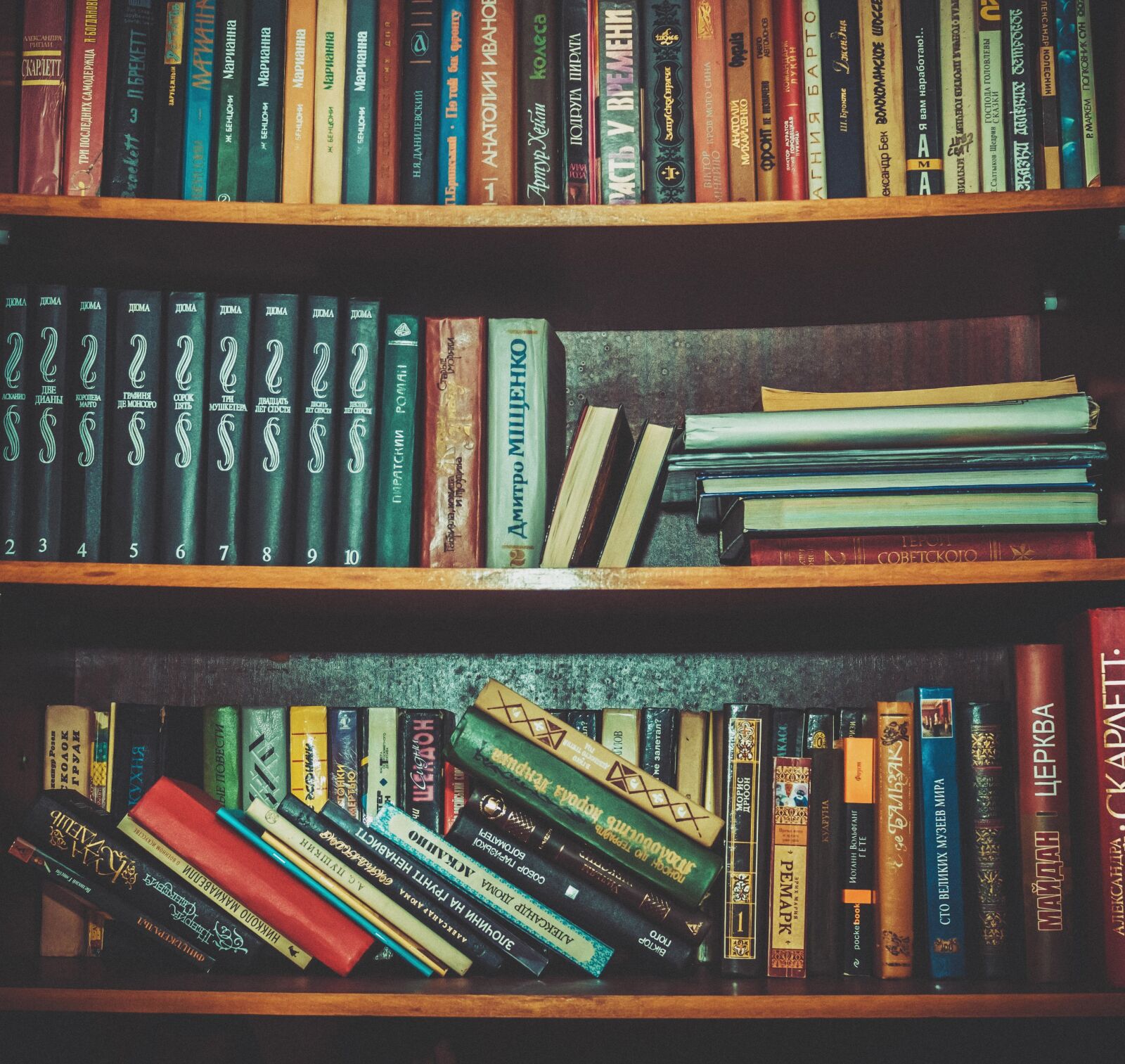 Canon EOS 600D (Rebel EOS T3i / EOS Kiss X5) sample photo. Books, shelf, school photography