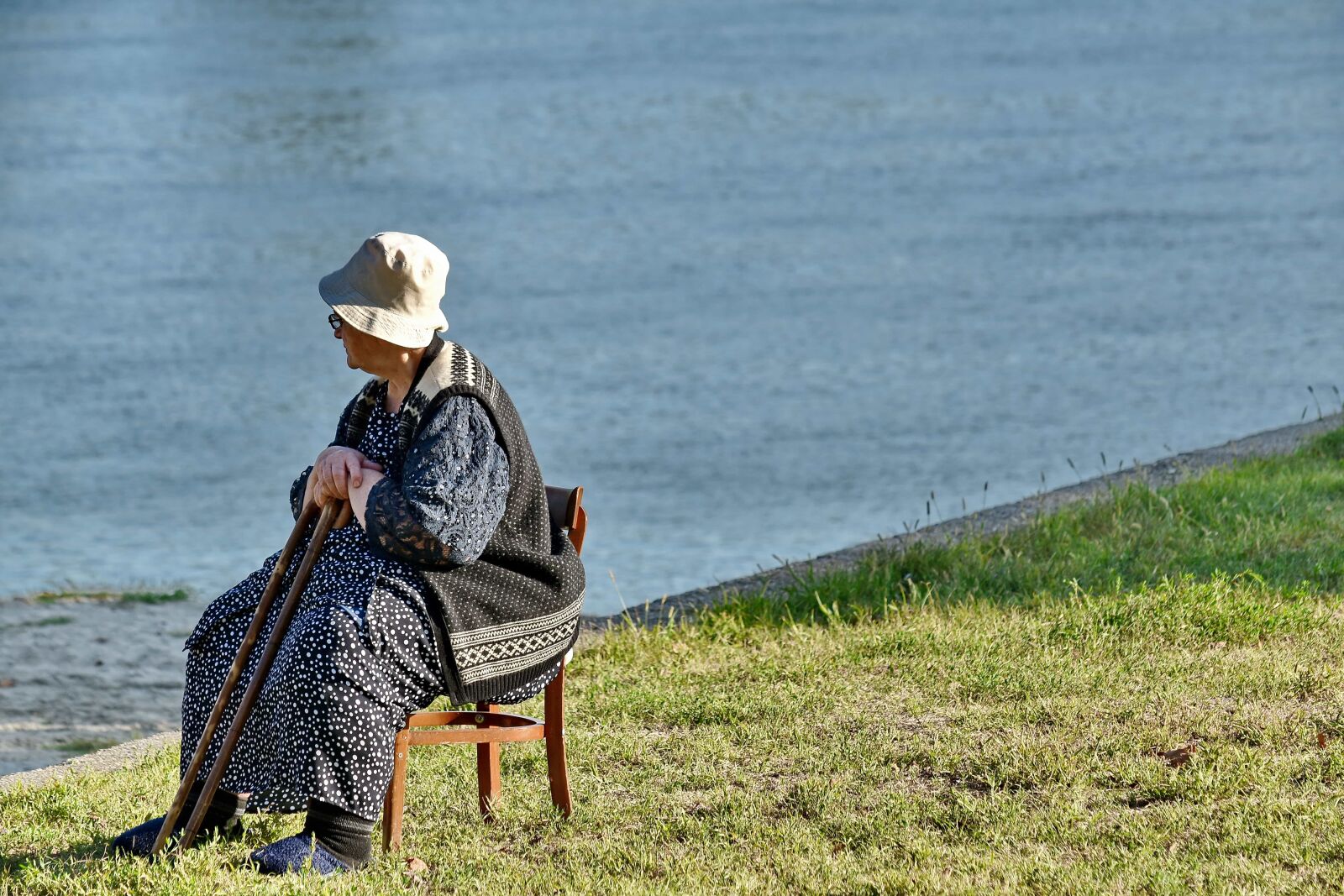 Nikon D5500 sample photo. Chair, elderly, grandmother, hat photography