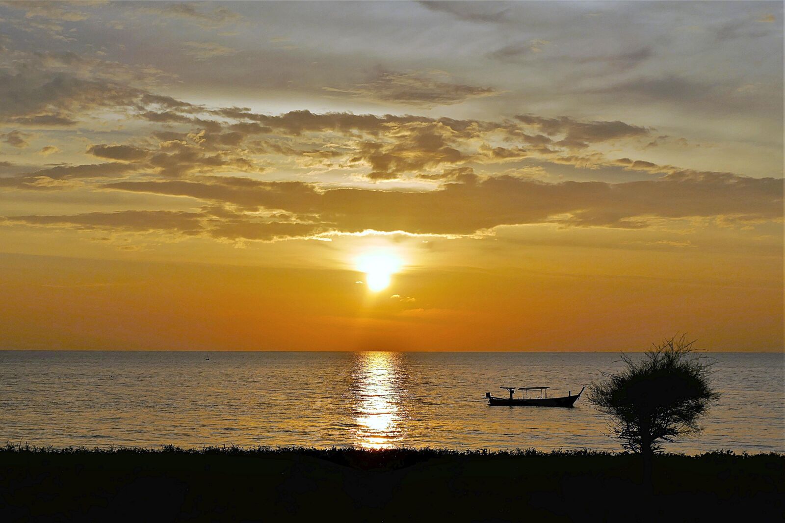 Panasonic Lumix DMC-FZ1000 sample photo. Sunset, thailand, sea photography