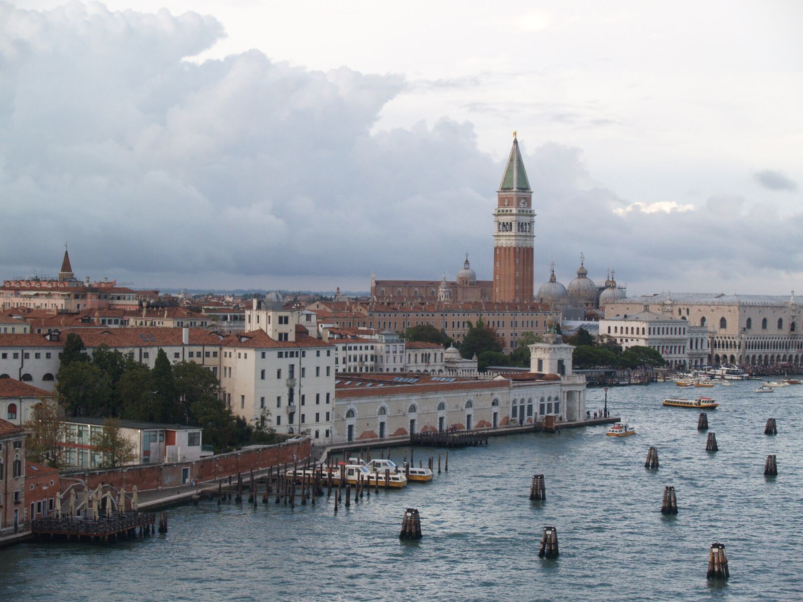 Olympus E-300 (EVOLT E-300) sample photo. Venice, italy, architecture photography