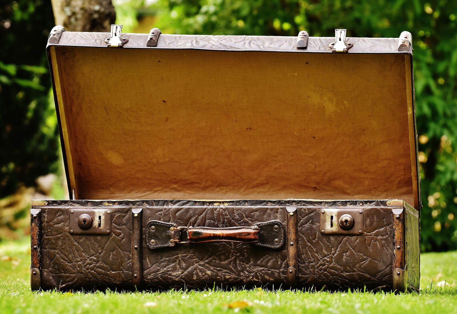 Nikon D7200 sample photo. Luggage, antique, leather photography