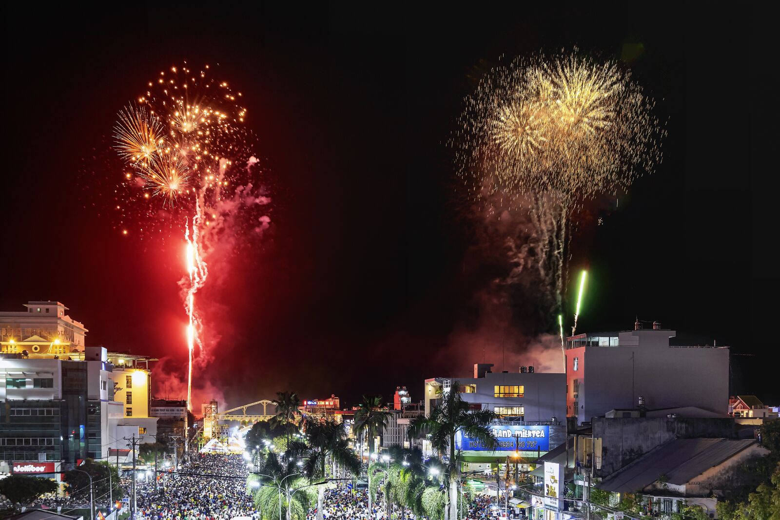 Tamron SP AF 17-50mm F2.8 XR Di II LD Aspherical (IF) sample photo. Fireworks, beacon, rocket photography
