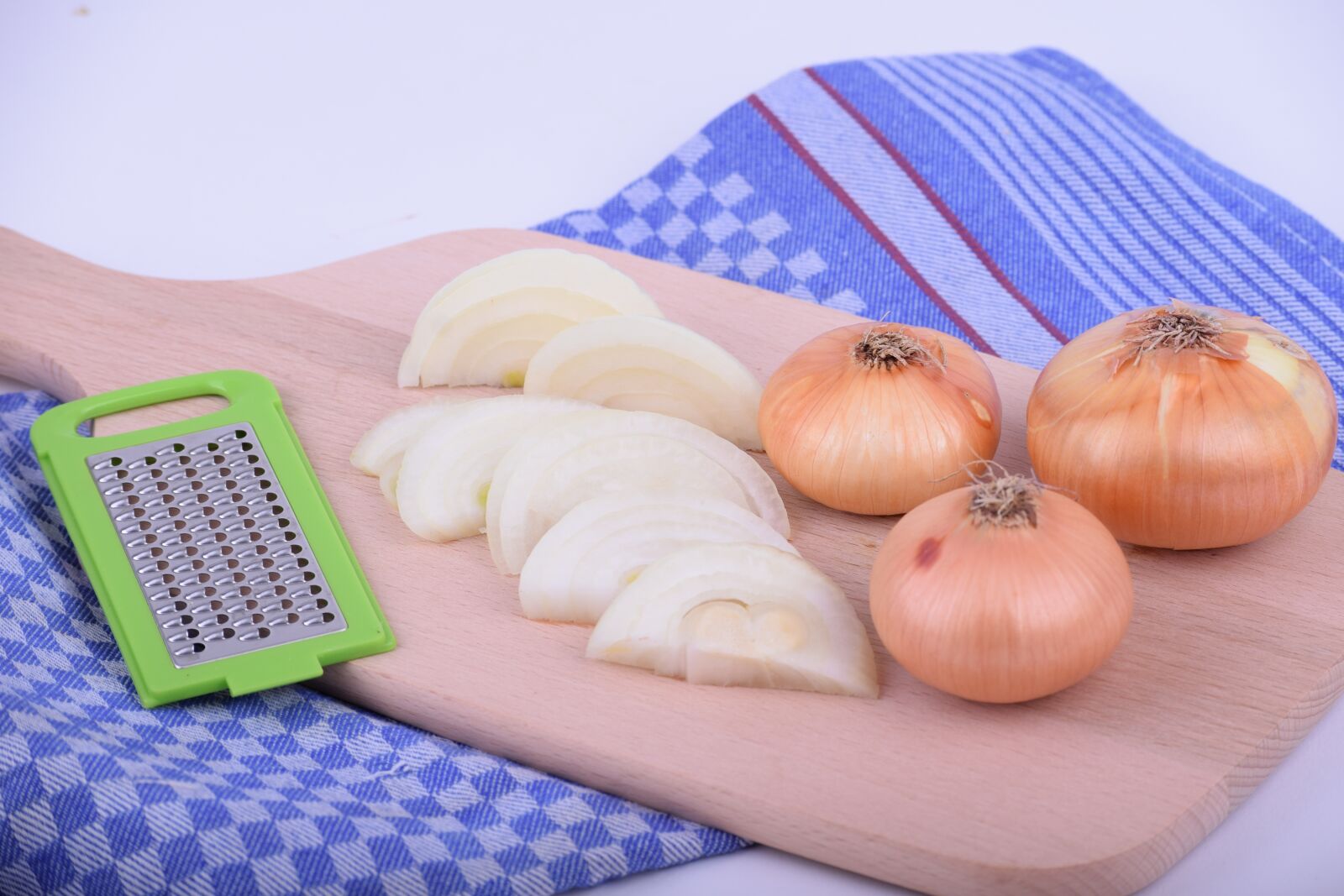 Nikon D3300 sample photo. Onion, onions, wooden board photography