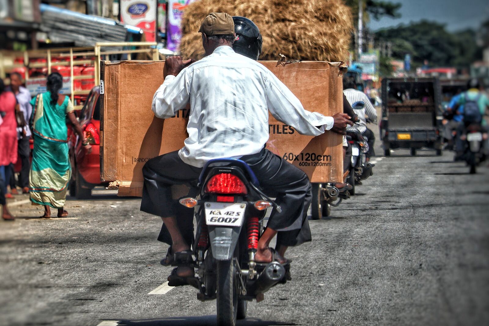 Canon EOS M50 (EOS Kiss M) sample photo. Motorcycle, package, parcel delivery photography