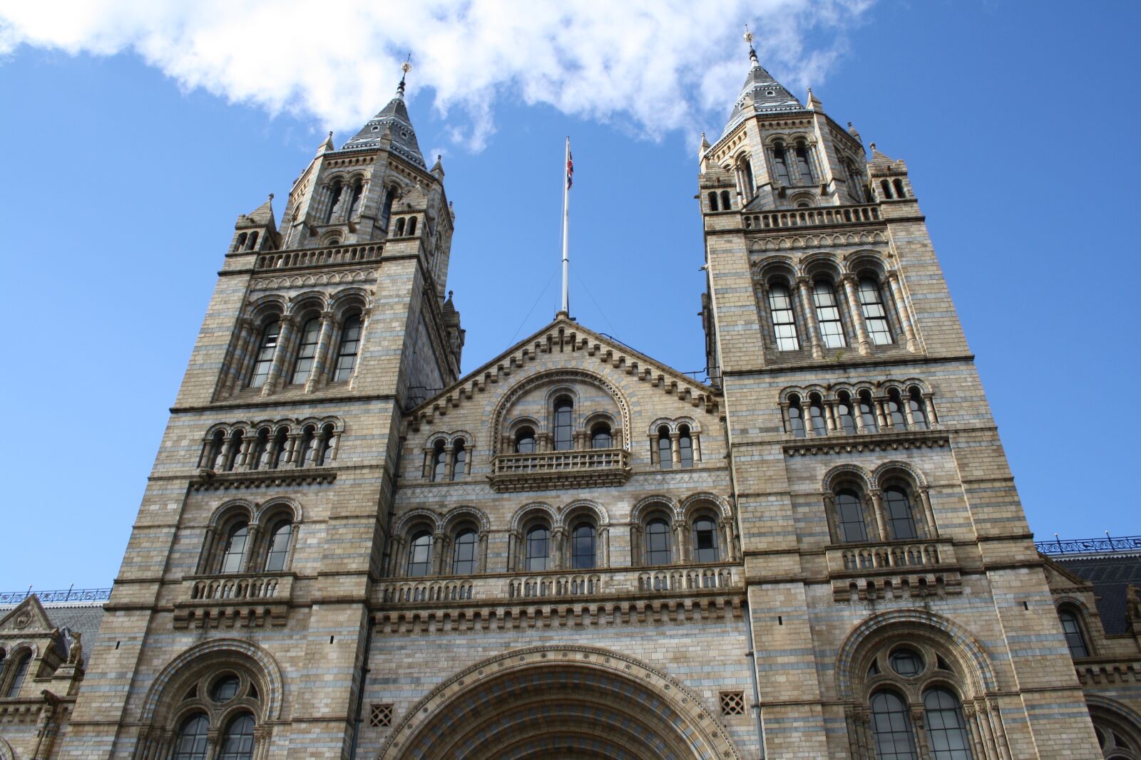 Canon EOS 1000D (EOS Digital Rebel XS / EOS Kiss F) sample photo. Old building, uk, london photography