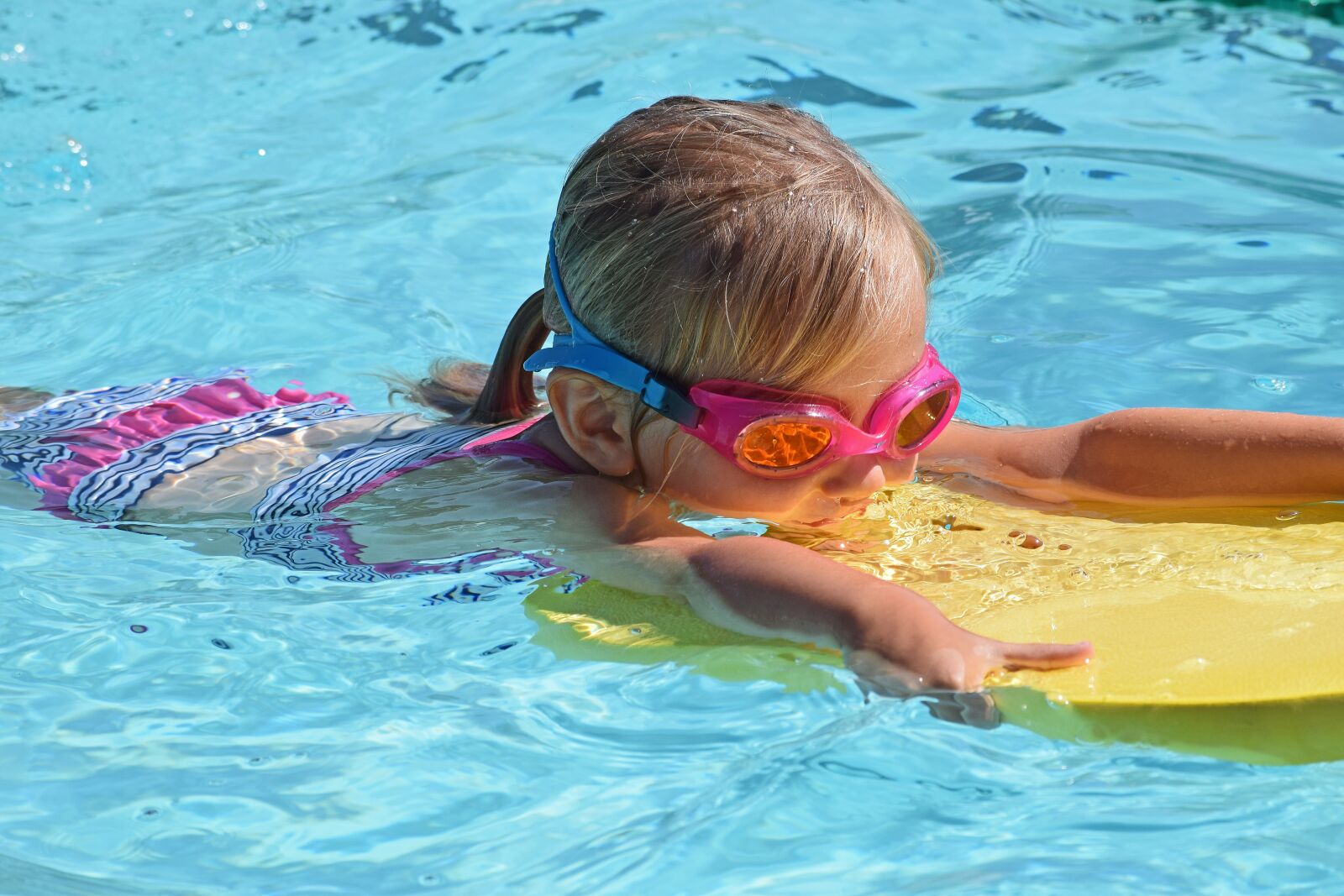 Nikon D3300 sample photo. Young swimmer, child, kick photography