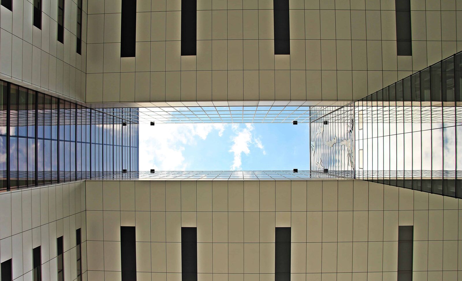 Canon EOS 550D (EOS Rebel T2i / EOS Kiss X4) sample photo. Building, sky, city, architecture photography